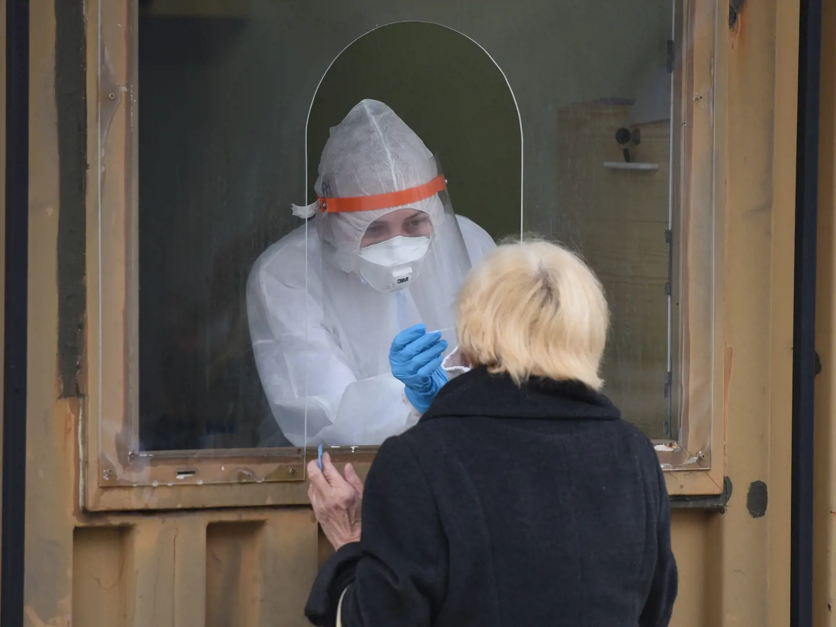Na snímke bezplatné testovanie antigénovými testami na prítomnosť nového koronavírusu pred Fakultnou nemocnicou v Trnave v pondelok 9. novembra 2020. FOTO TASR - Lukáš Grinaj