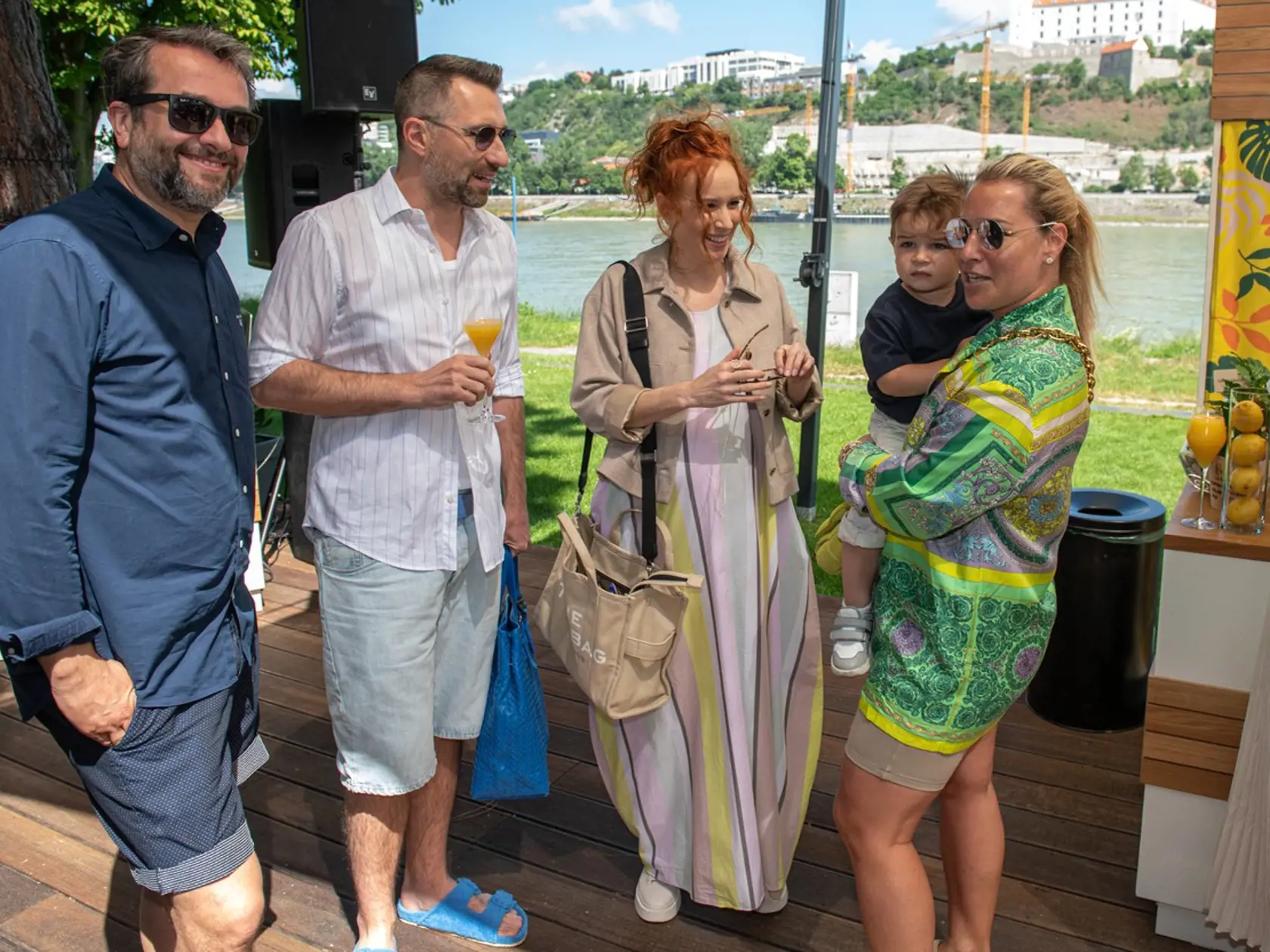 Na letnej párty sa objavili naše známe tváre. Zľava: Vladimír Kobielsky, Bruno Ciberej, Táňa Pauhofová, Dominka Navara Cibulková, Jakubko Navara.