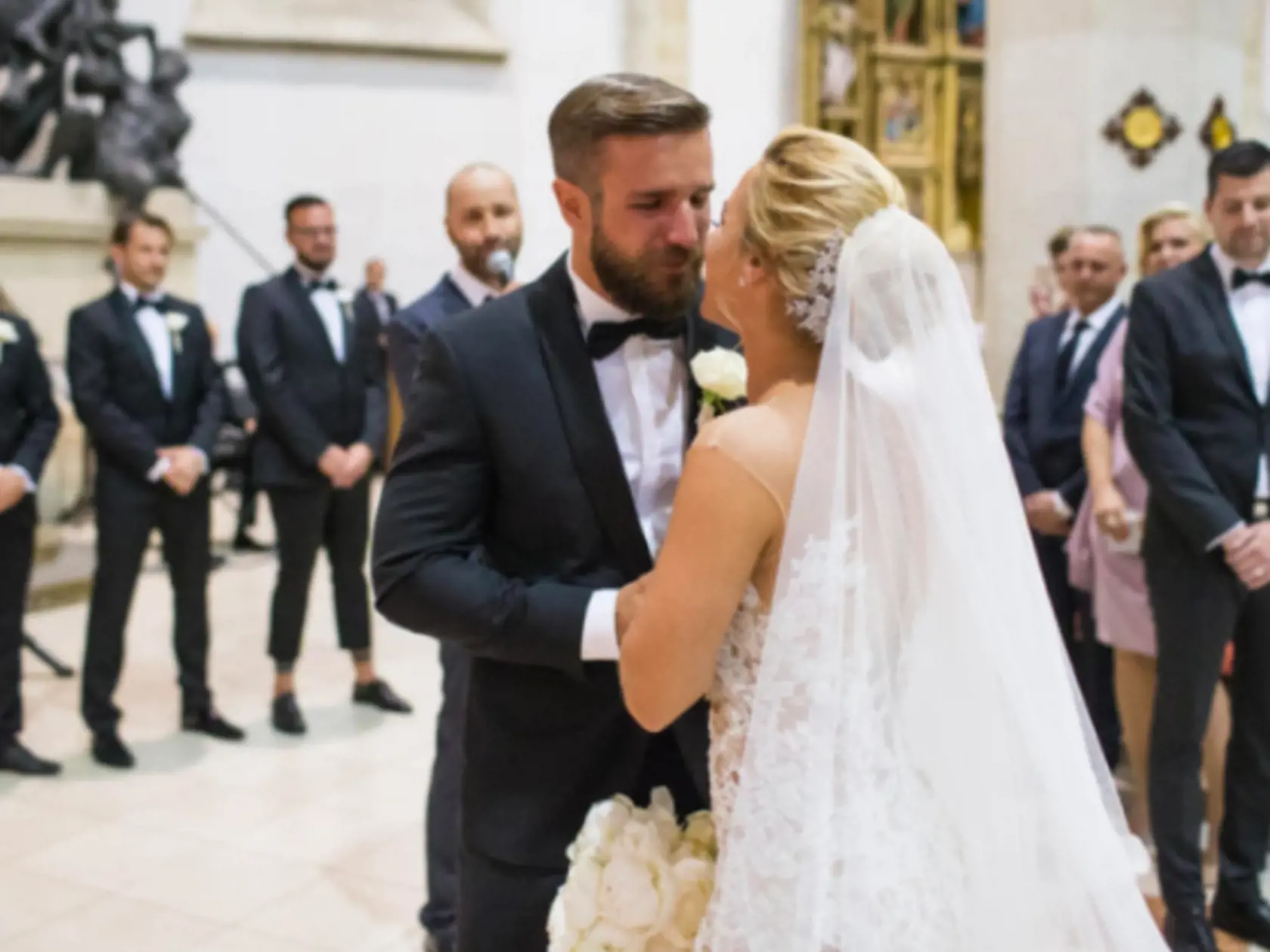 Šťastní mladomamželia vyzerali dokonale šťastní.