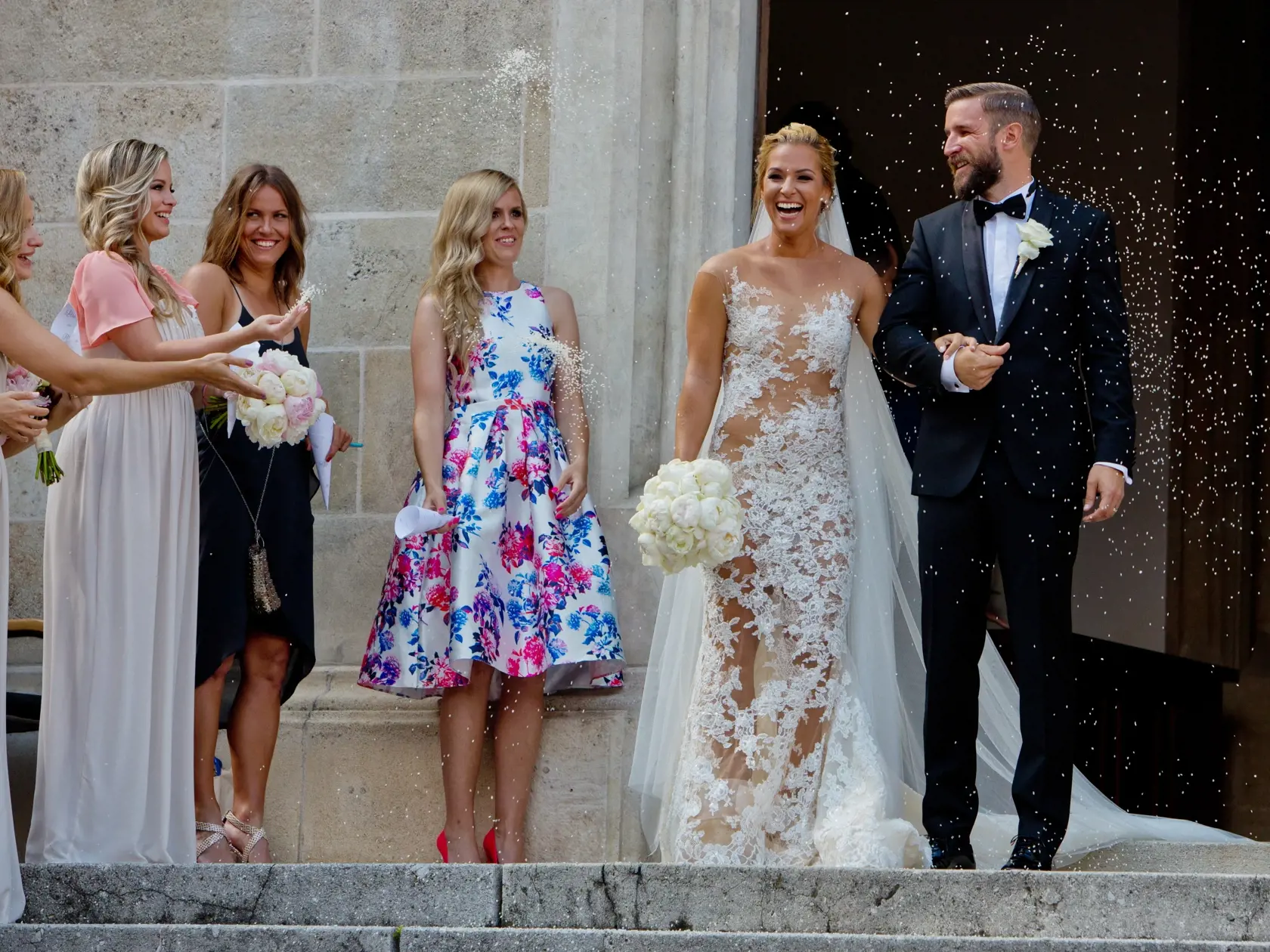 Na snimke Dominika Navara Cibulkova a Michal Navara pozuju pred juznym vchodom Domu Svateho Martina tesne po svadobnom obrade.