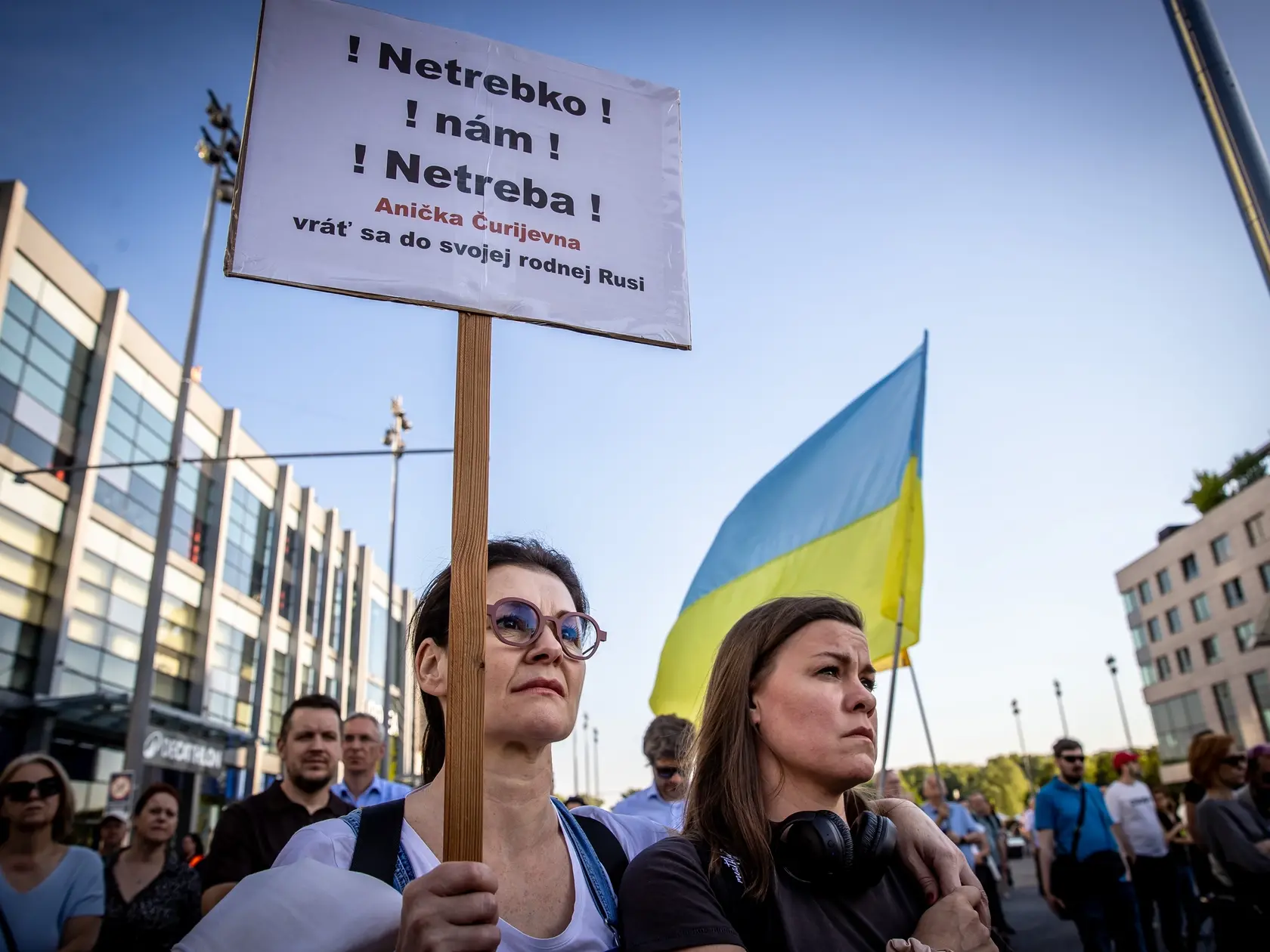 Na snímke protest pred novou budovou Slovenského národného divadla, počas vystúpenia ruskej opernej speváčky Anny Netrebko.