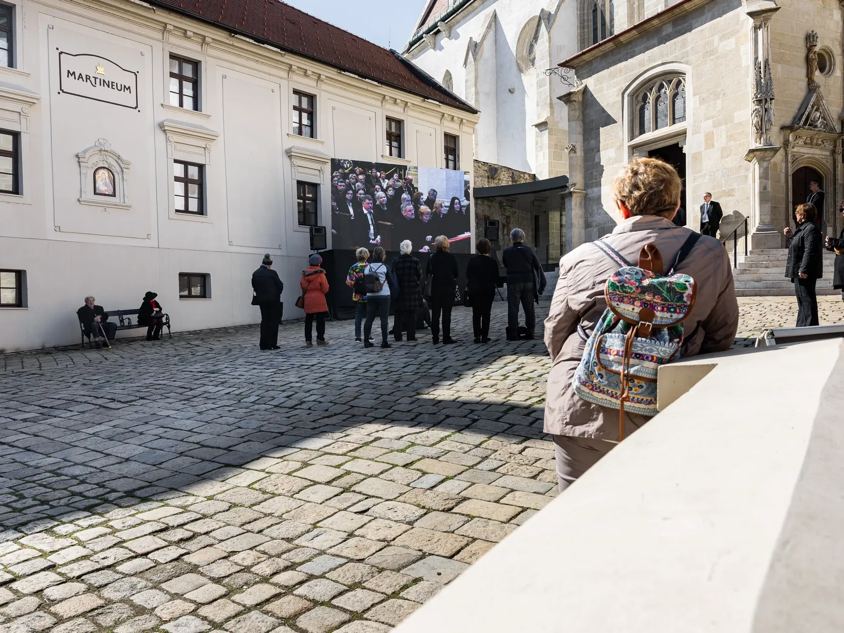 Posledná rozlúčka s hercom Štefanom Kvietikom za účasti rodiny aj verejnosti v Katedrále sv. Martina v Bratislave.