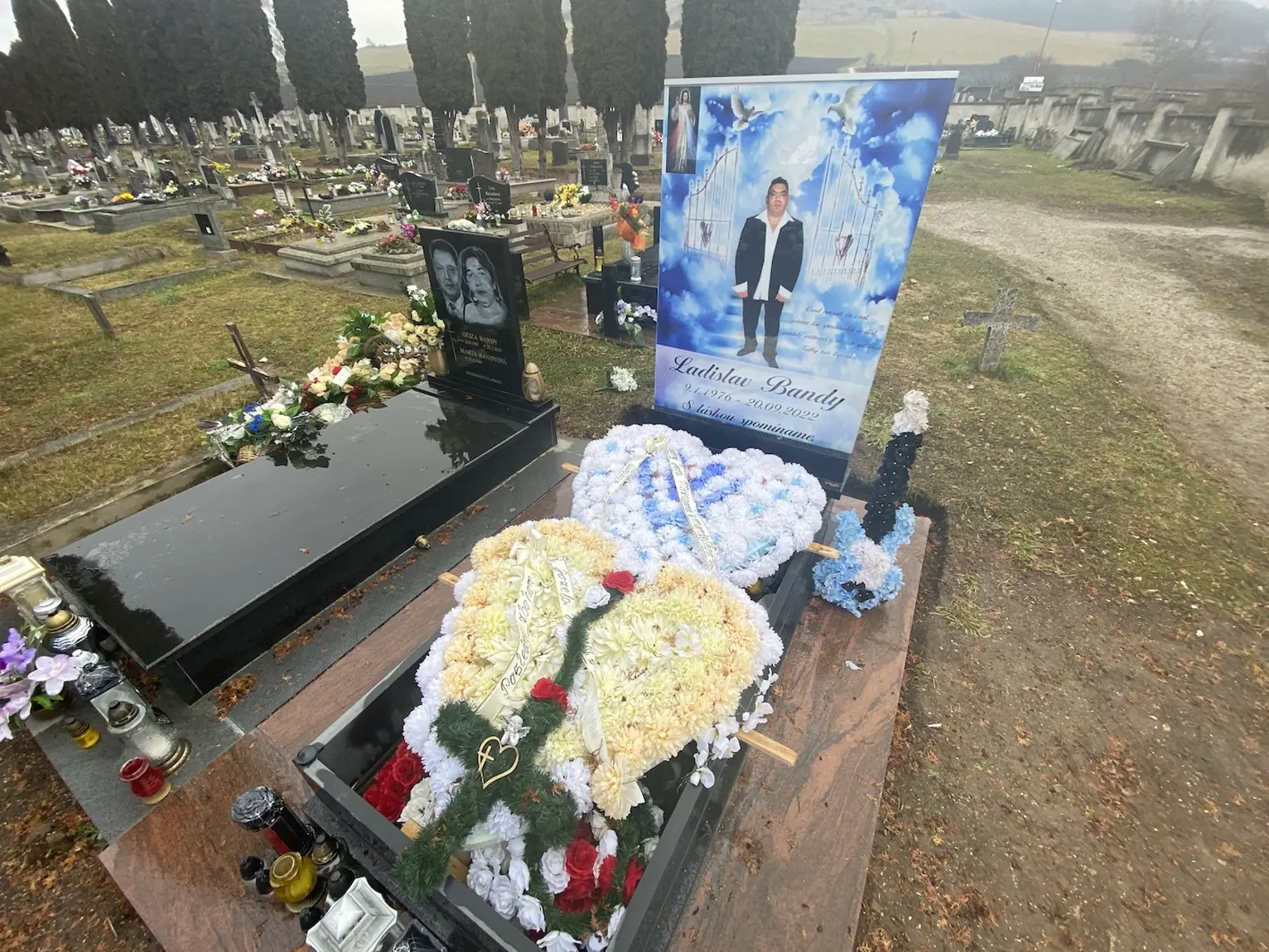 Hrob zosnulého obľúbeného rómskeho speváka zo Spiša Ladislava Bandyho (†46) alias Kokyho sa od iných honosných rómskych hrobov líši. Jeho je farebný!