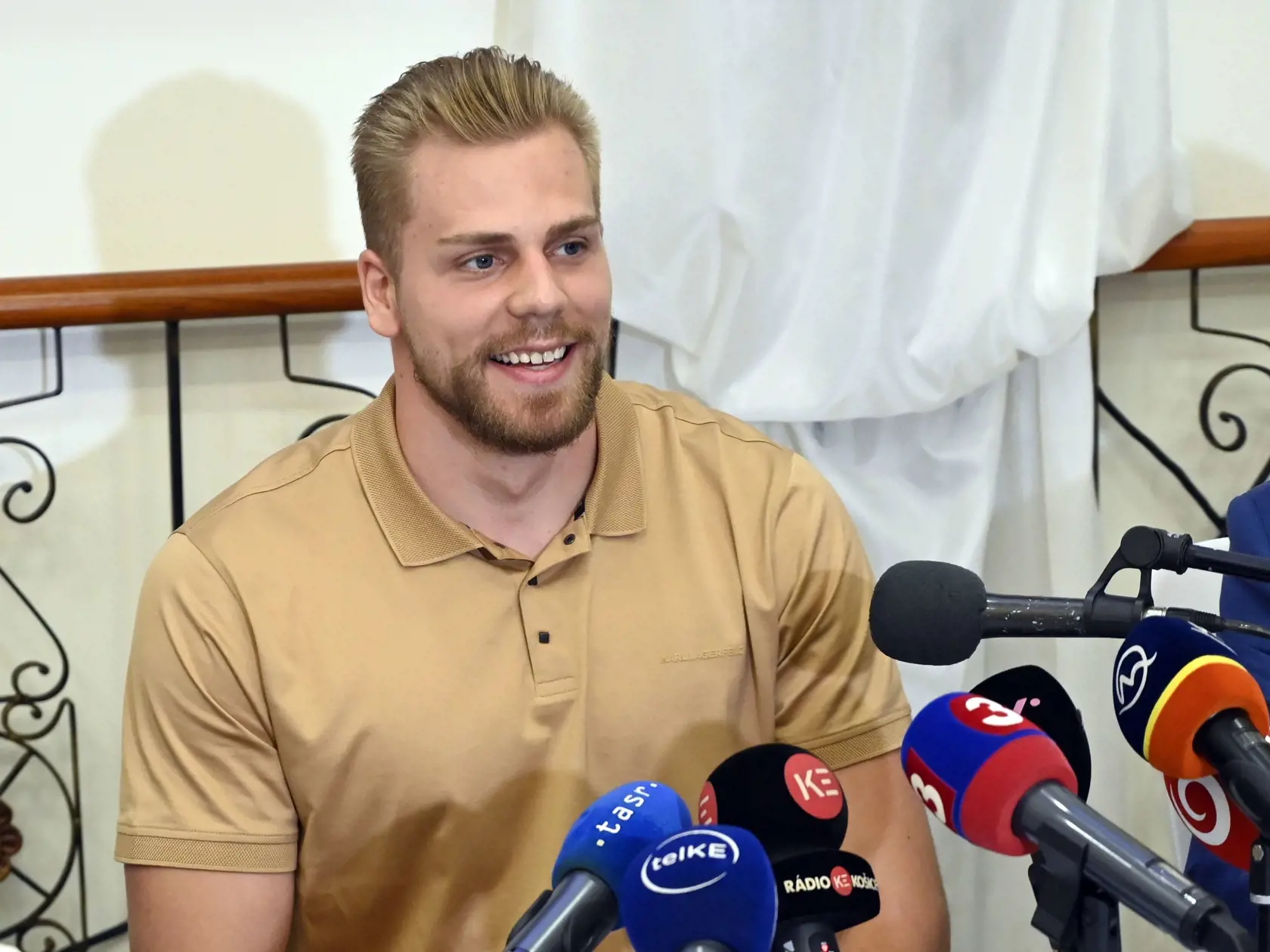 Tlačová konferencia s Erikom Černákom pri príležitosti príchodu Stanleyho pohára do Košíc