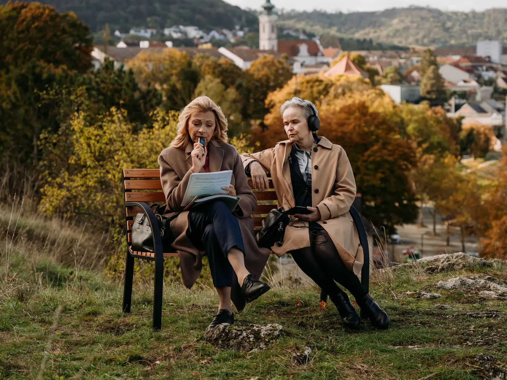 Petra Kolevská Vančíková ako prokurátorka a Jana Hubinská ako novinárka.