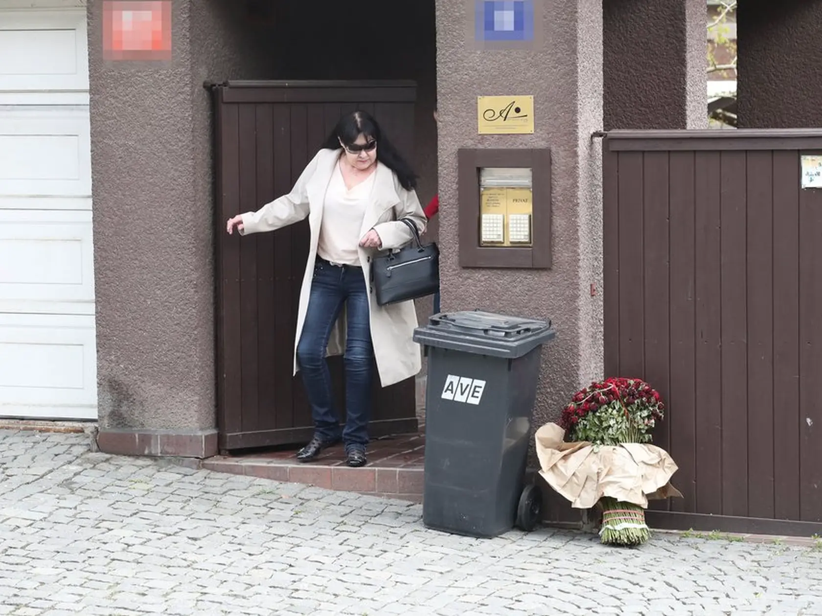 15. apríl 2025: Posledná rozlúčka s Aničkou Slováčkovou (†29): Na snímke jej mama Dáda Patrasová opúšťa svoj dom.