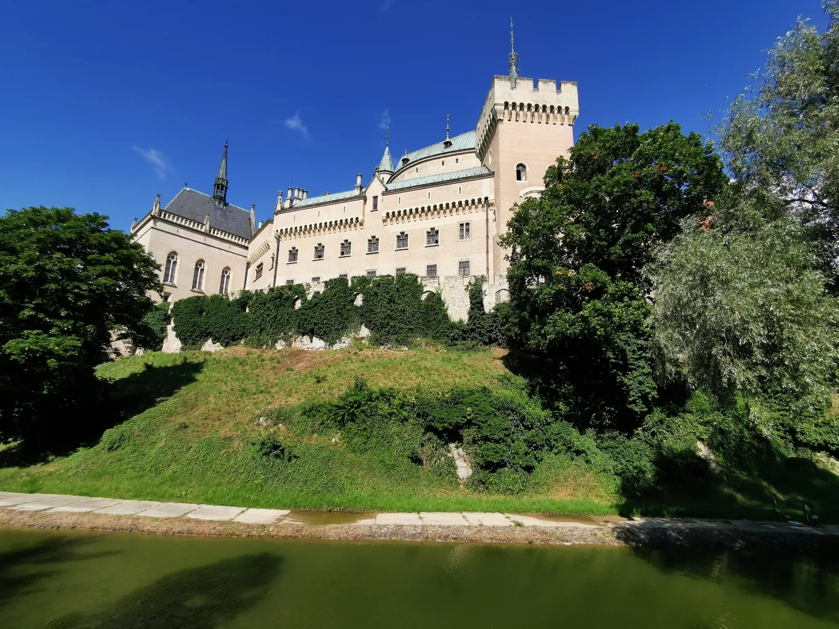 Areál s trpaslíkmi sa nachádza rovno nad Bojnickým zámkom.