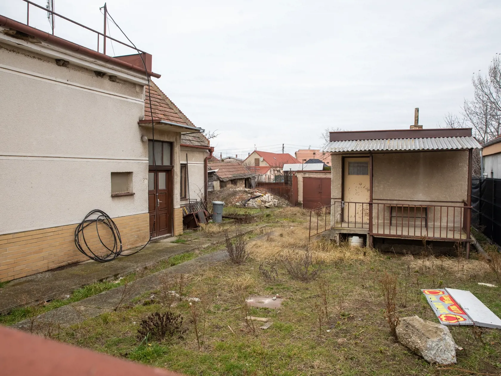 Na snímke je dom Jána Kuciaka vo Veľkej Mači (vľavo), deň pred päťročným výročím vraždy Jána Kuciaka a jeho snúbenici Martiny Kušnírovej.
