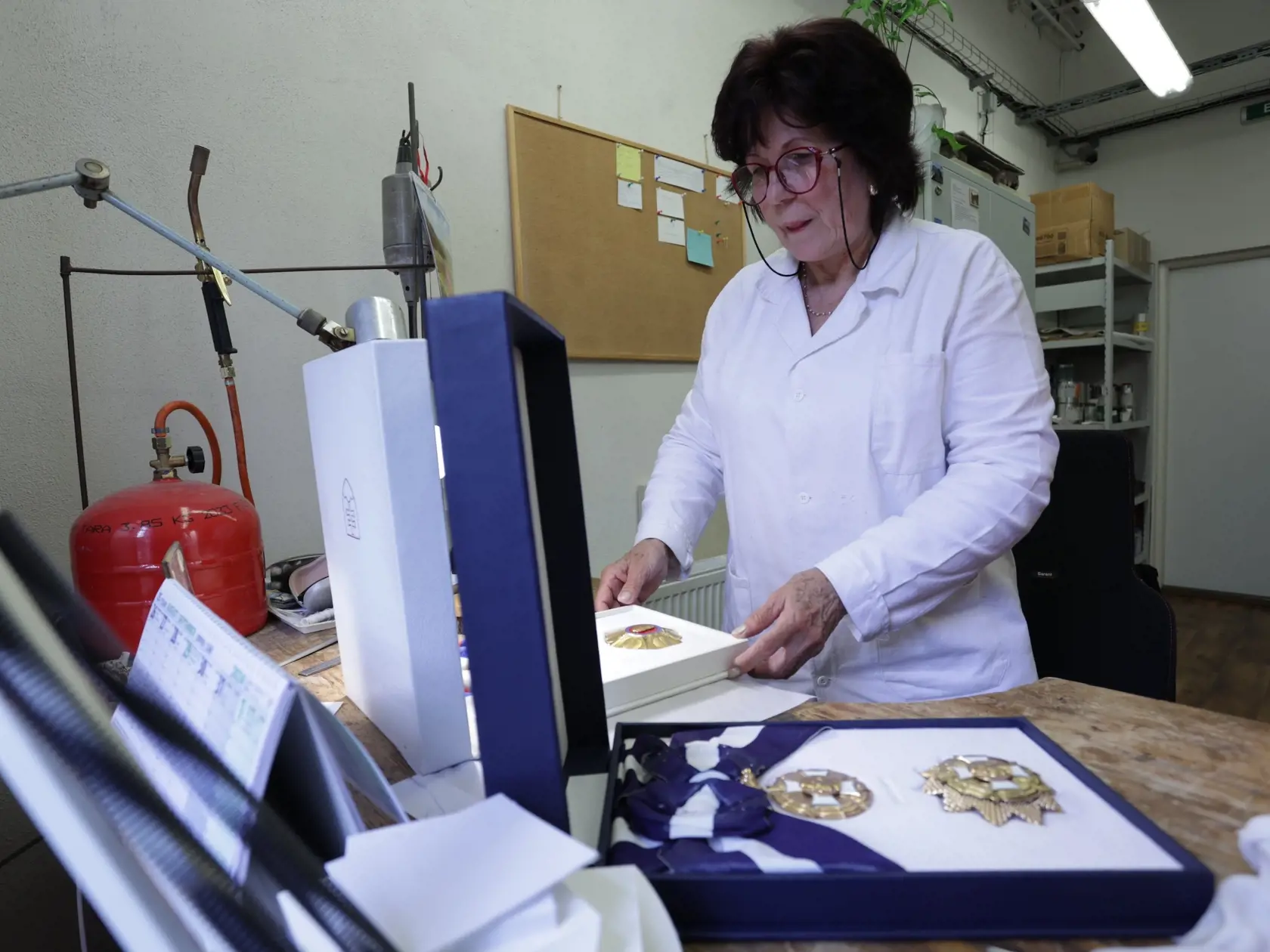 Rozdiely sú tu aj v spomínanom pozlátení, niektoré sú len strieborné. K nim sa ešte vyrábajú miniatúrky v podobe malej stužky.