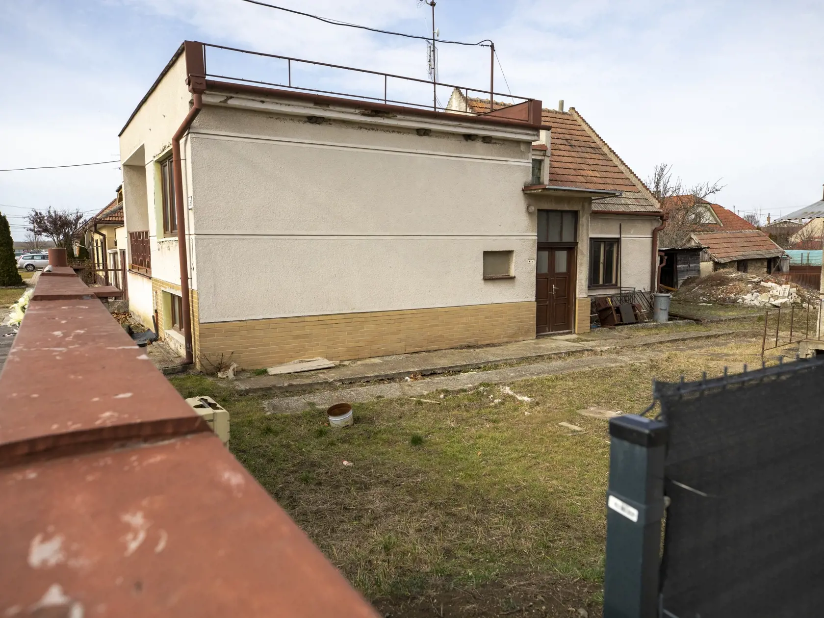 Na snímke je dom vo Veľkej Mači (vľavo) kde bol zavraždený Ján Kuciak a Martina Kušnírová. Vpravo je letná kuchyňa, v ktorej čakal na obete vrah Miroslav Marček.