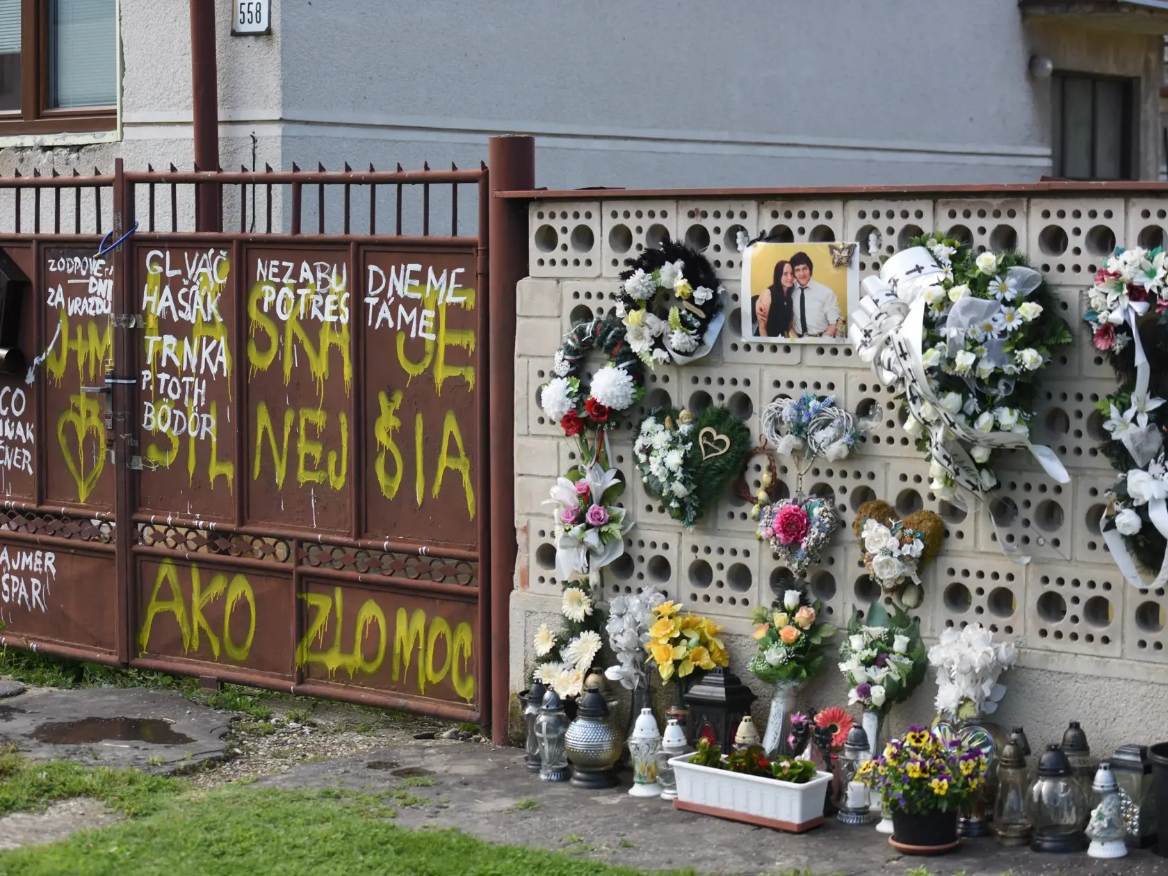 Na snímke je dom vo Veľkej Mači kde bol zavraždený Ján Kuciak a Martina Kušnírová, ku ktorému krátko po vražda začali ľudia nosiť sviečky a vence.