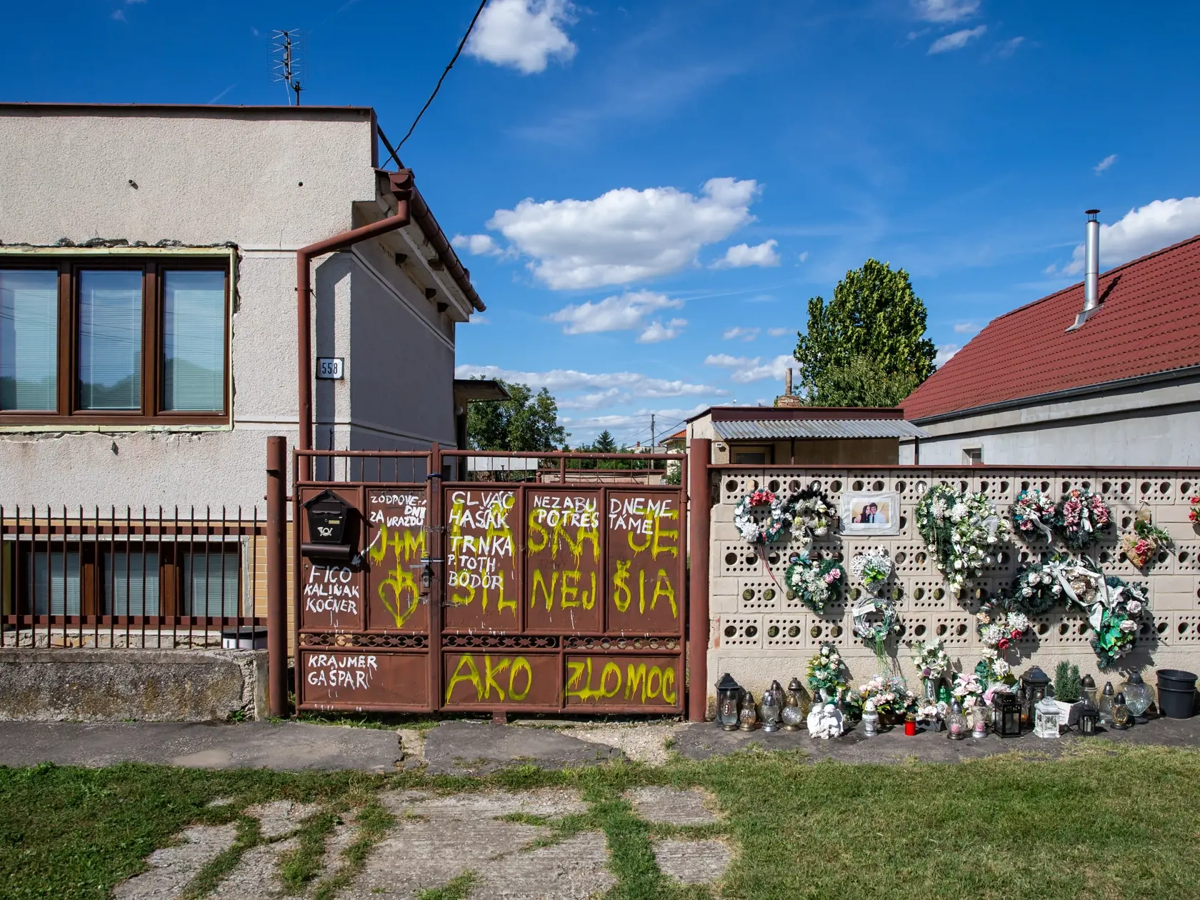 Na snímke je dom vo Veľkej Mači kde bol zavraždený Ján Kuciak a Martina Kušnírová, ku ktorému krátko po vražda začali ľudia nosiť sviečky a vence.