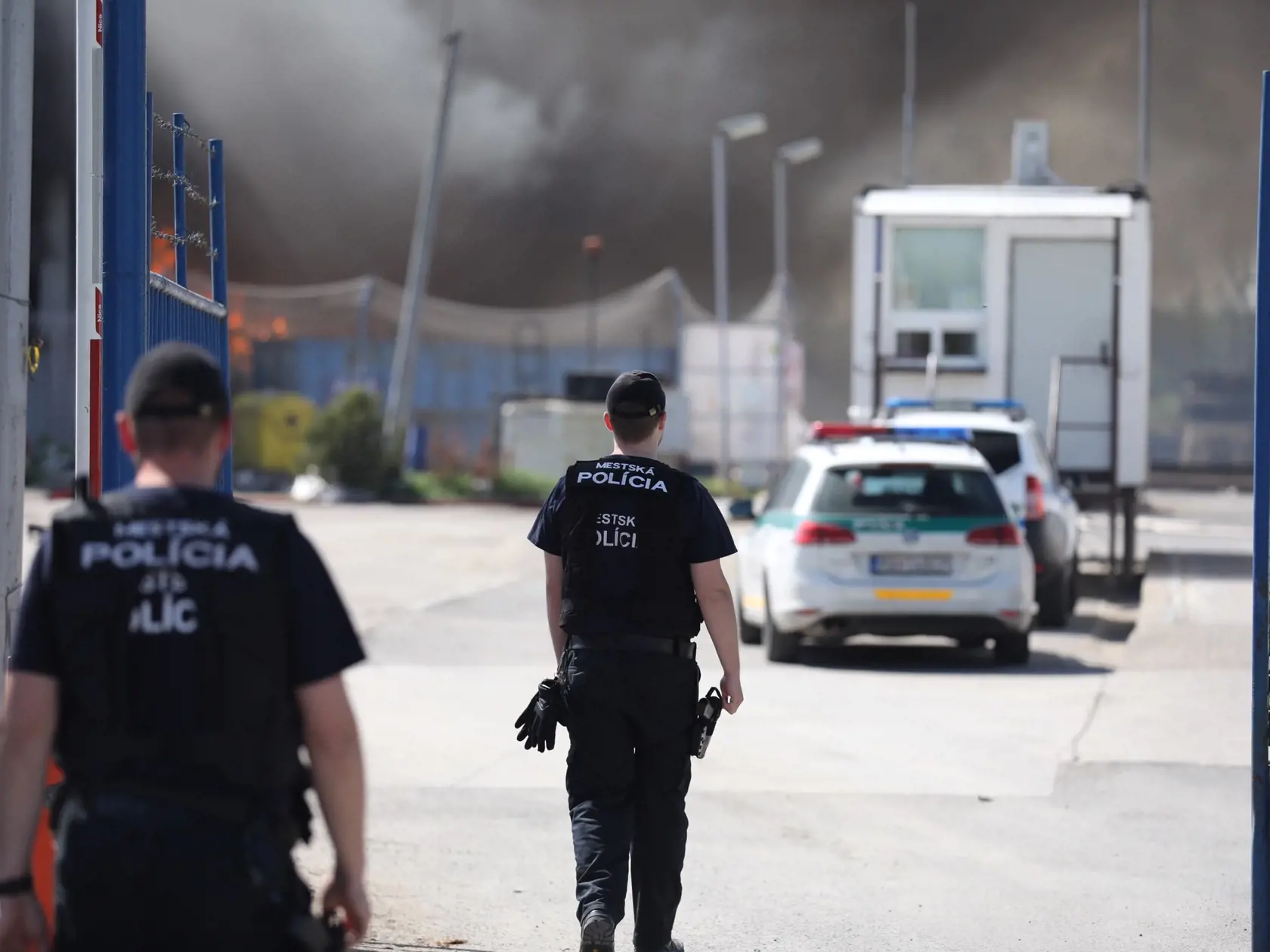 Na mieste sú aj policajti.