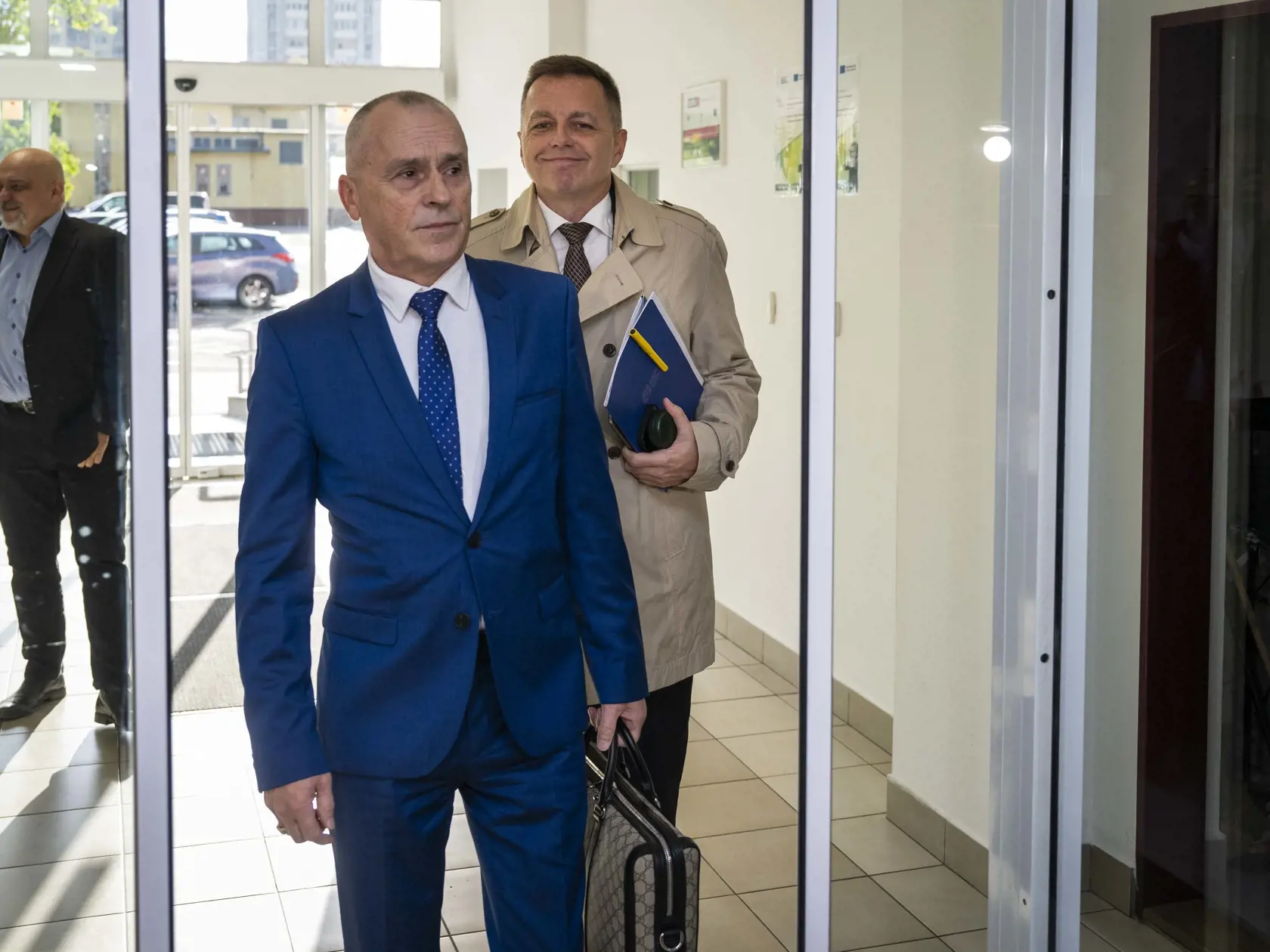Na snímke sprava obžalovaný guvernér Národnej banky Slovenska (NBS) a exminister financií Peter K. (vľavo) a advokát Ondrej Mularčík prichádzajú na hlavné pojednávanie na Špecializovaný trestný súd (ŠTS) v Pezinku v piatok 11. októbra 2024. Expolitika Smeru Petra K. obžaloval prokurátor za to, že v roku 2017 podplatil riaditeľa finančnej správy Františka Imreczeho, aby zariadil urýchlenie niektorých konaní vo firmách Kažimírovho známeho. Kým bývalý prezident daniarov Imrecze tvrdí, že za to dostal úplatok necelých 50-tisíc eur, exminister Kažimír korupčné správanie od začiatku popiera. FOTO TASR - Jakub Kotian