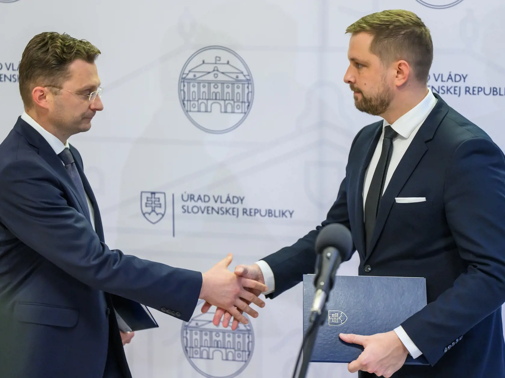 Na snímke sprava minister zdravotníctva SR Kamil Šaško (Hlas-SD) a predseda Lekárskeho odborového združenia (LOZ) Peter Visolajský si podávajú ruky po rokovaní vlády SR v Bratislave 20. decembra 2024.