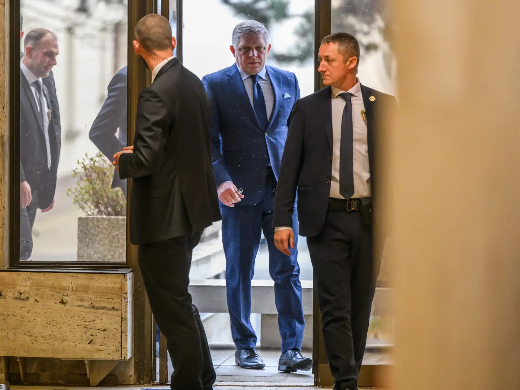 Na snímke uprostred predseda vlády SR Robert Fico (Smer-SD) prichádza na 73. schôdzu vlády SR v Bratislave 12. februára 2025. FOTO TASR - Jaroslav Novák