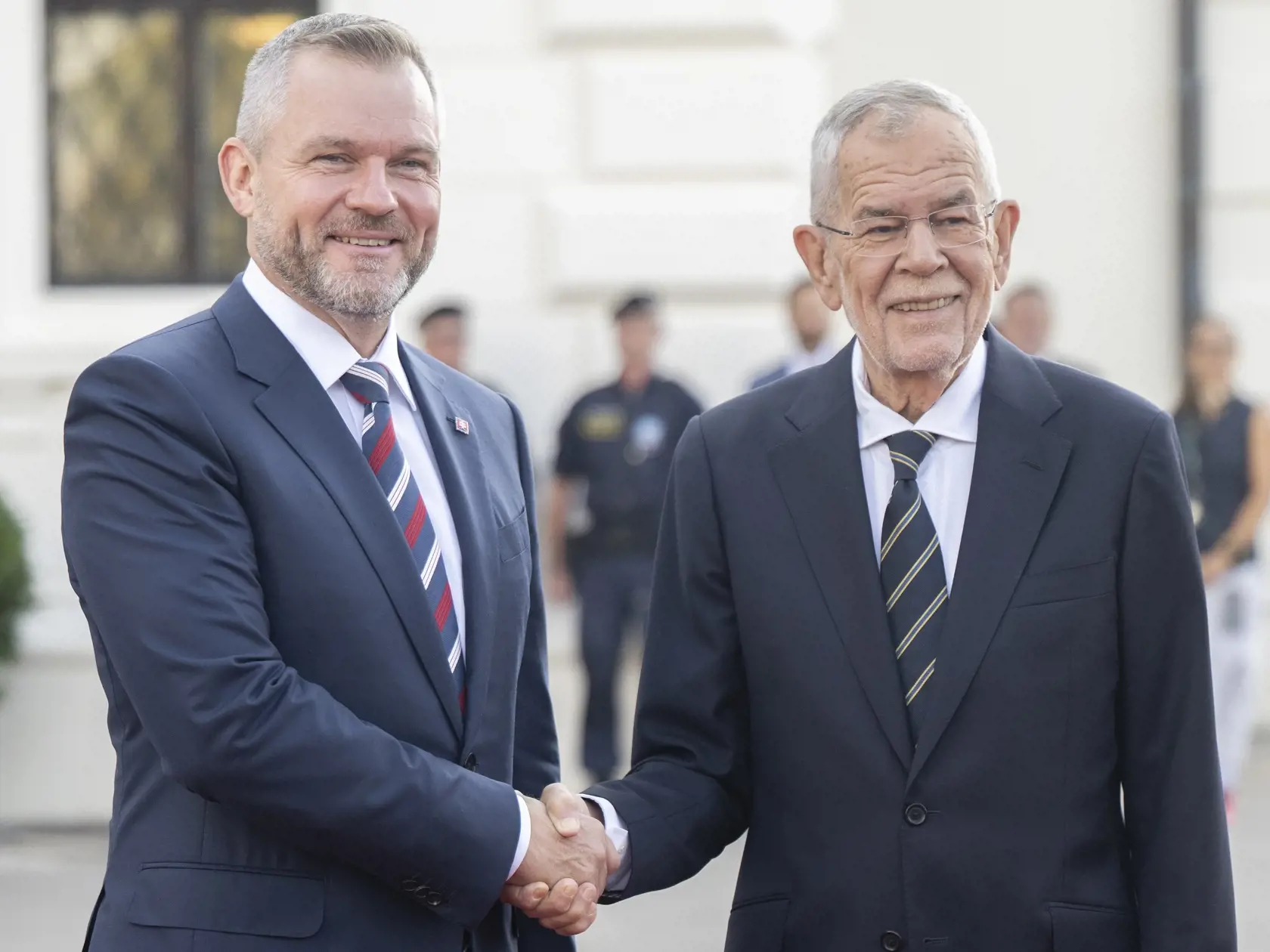 Na snímke vľavo prezident SR Peter Pellegrini a vpravo rakúsky spolkový prezident Alexander Van der Bellen počas oficiálnej návštevy Rakúska 11. septembra 2024 vo Viedni.