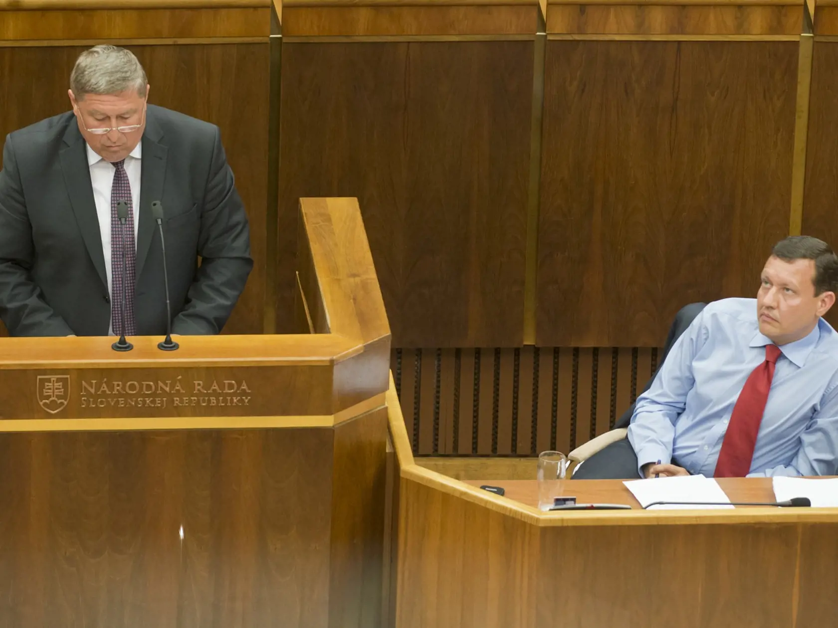 Predseda Národnej rady SR Peter Pellegrini (Smer-SD) dnes otvoril mimoriadnu schôdzu pléna ku kauze Gorila. Rokovanie 40 podpismi iniciovala opozícia, ktorá nie je spokojná s krokmi špeciálneho prokurátora Dušana Kováčika (na snímke vľavo) pri vyšetrovaní tohto prípadu. Na snímke vpravo nezaradený poslanec Daniel Lipšic. Bratislava, 15. júna 2015. FOTO TASR - Michal Svítok