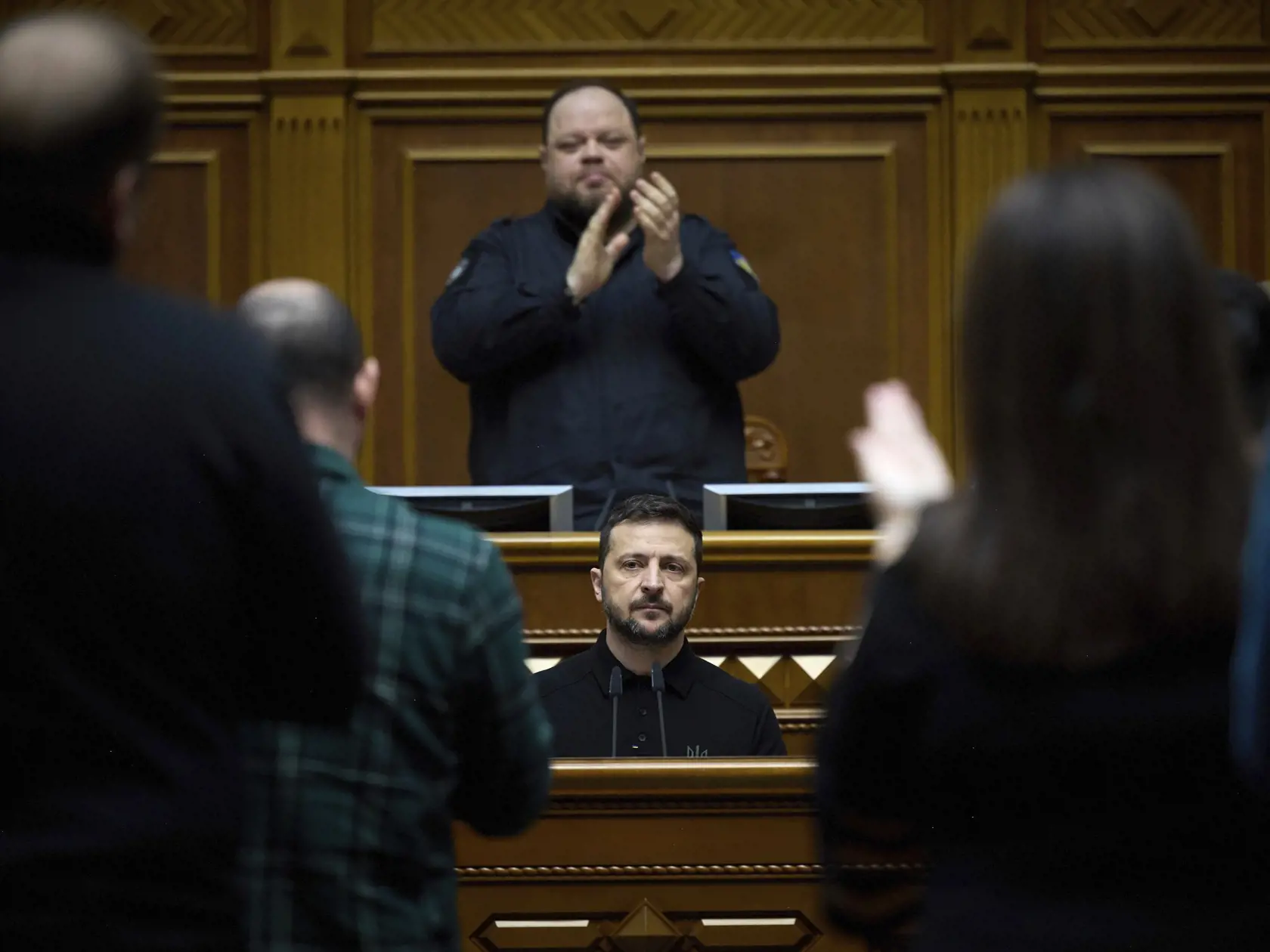 WA 50 Kyjev - Ukrajinský prezident Volodymyr Zelenskyj predstavuje svoj takzvaný víťazný plán na ukončenie vojny s Ruskom  na mimoriadnom zasadnutí parlamentu v Kyjeve v stredu 16. októbra 2024. FOTO TASR/AP
                                                    

In this photo provided by the Press Service Of The President Of Ukraine on Oct. 16, 2024, Ukraine's President Volodymyr Zelenskyy speaks to parliamentarians at Verkhovna Rada in Kyiv, Ukraine. (Press Service Of The President Of Ukraine via AP)