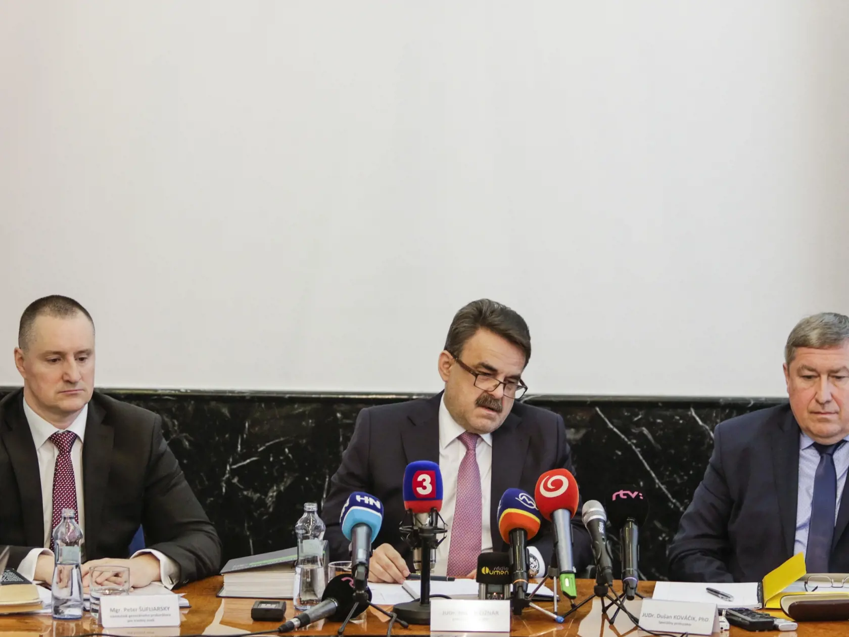Na snímke zľava námestník generálneho prokurátora SR pre trestný úsek Peter Šufliarsky,  generálny prokurátor Jaromír Čižnár a špeciálny prokurátor Dušan Kováčik počas tlačovej konferencie 8. marca 2017 v Bratislave.