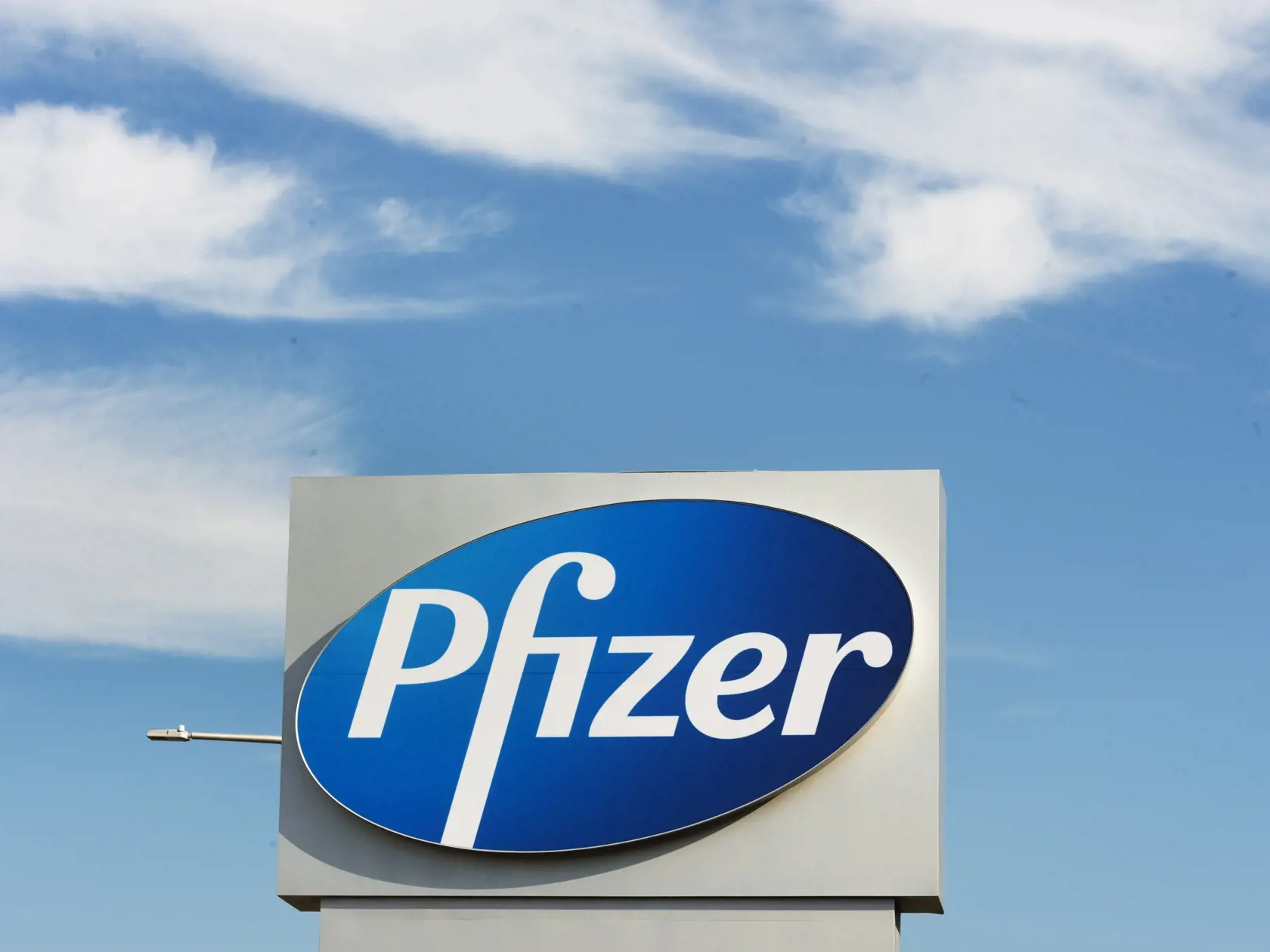 Pfizer ohlásil, že jeho vakcína je účinná na 94,5 percenta.