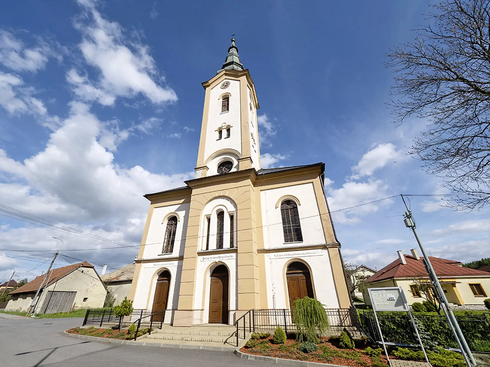 Po požiari zostalo stáť len niekoľko domov a dva kostoly.