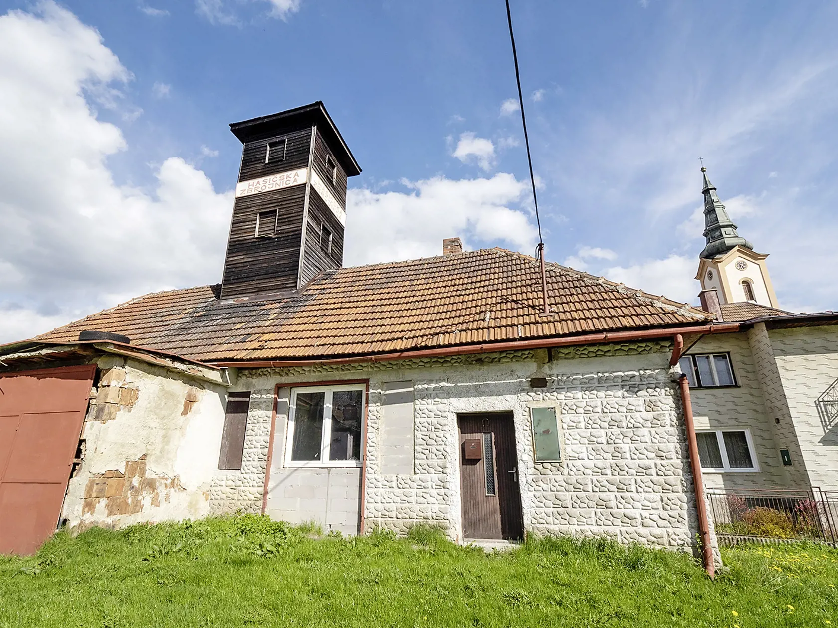 Hasičská zbrojnica vo Važci, v dedine, ktorá má s ohňom tie najhoršie skúsenosti.