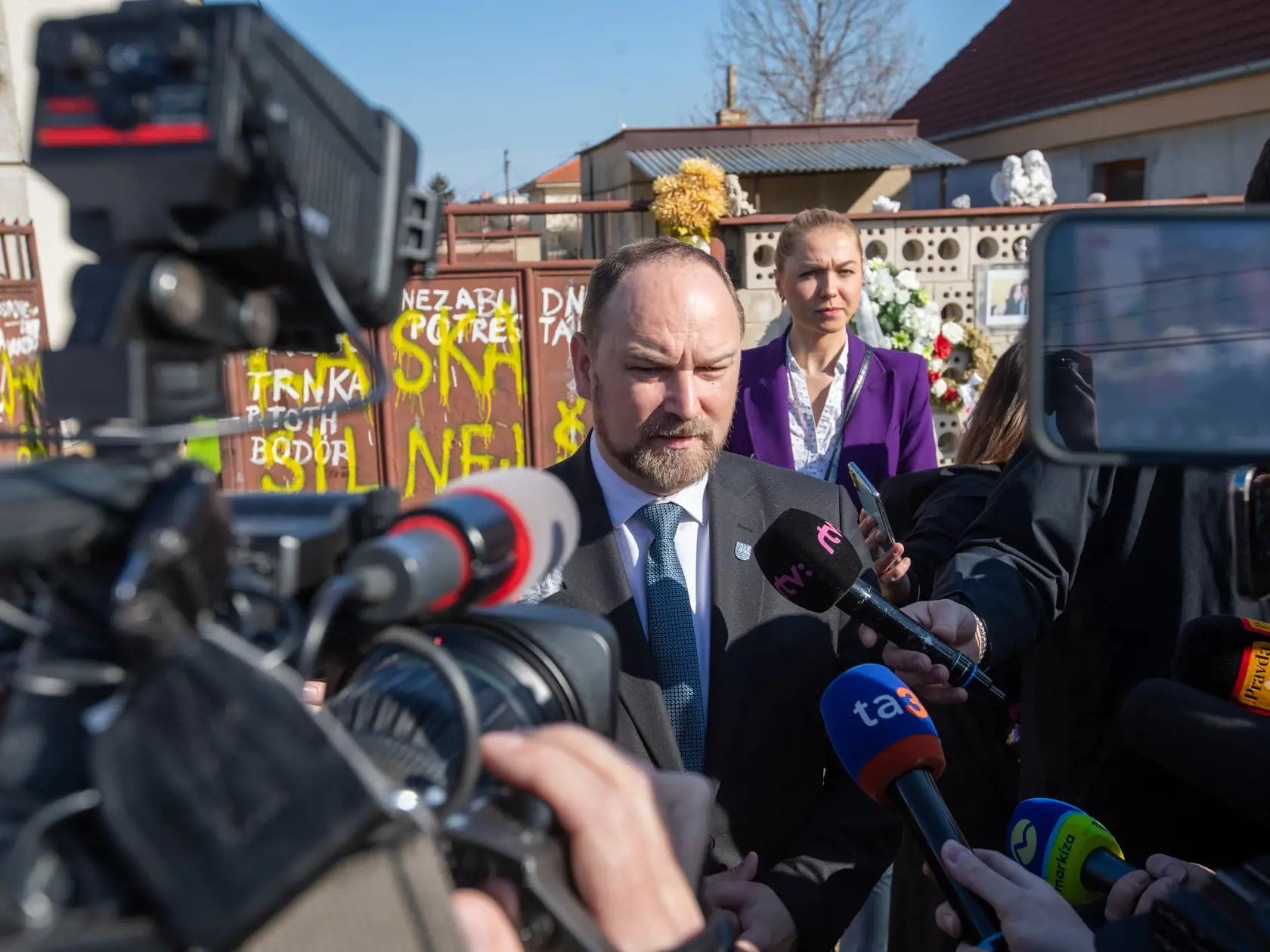 Na snímke je začiatok búrania domu  zavraždeného novinára Jána Kuciaka a jeho snúbenice Martiny Kušníkovej vo Veľkej Mači. Na mieste postaví Trnavský samosprávny kraj Pamätník slobody slova. Na fotke je  trnavský župan Jozef Viskupič.