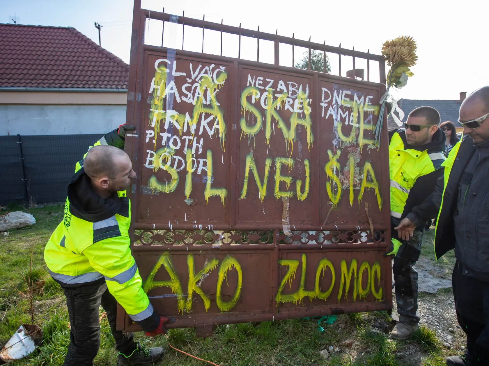 Búracie práce znamenali aj koniec brány, na ktorej bolo napísané: Láska je silnejšia ako zlomoc.