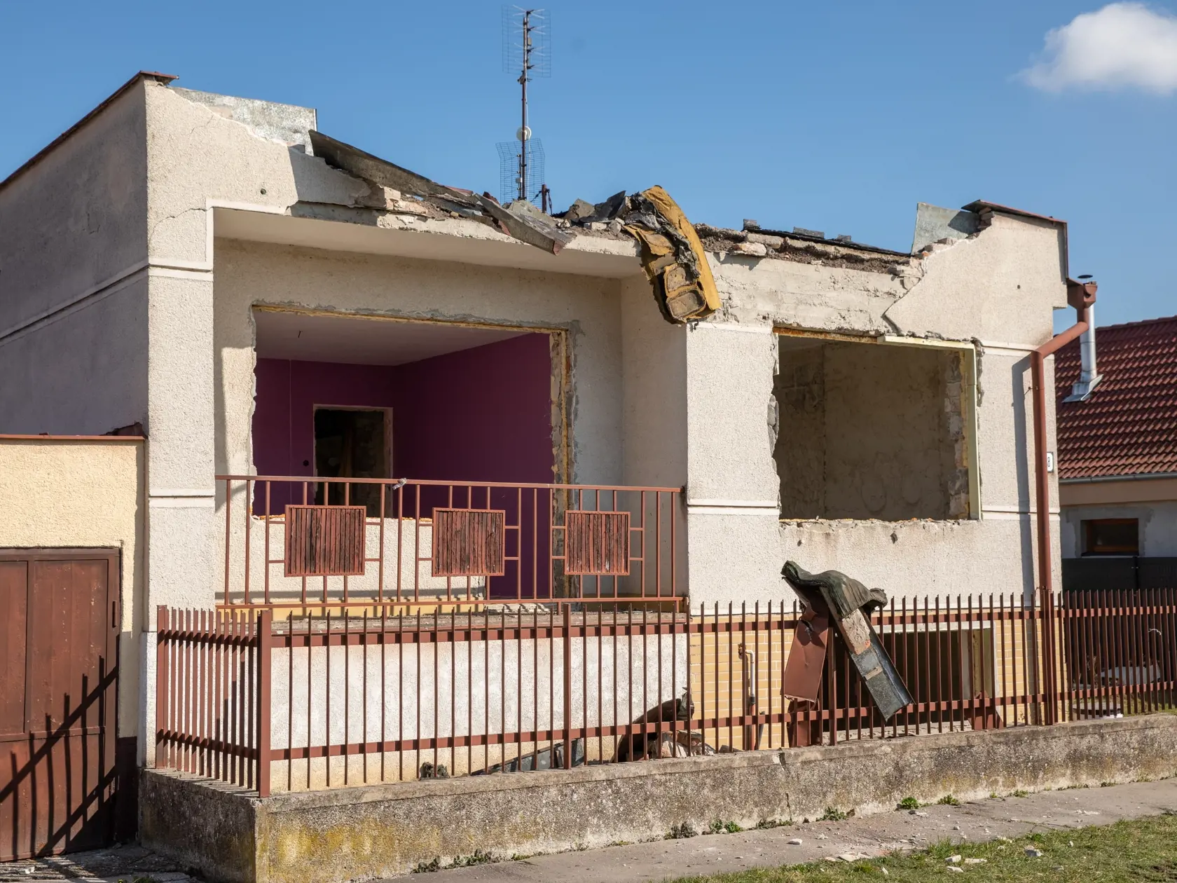 Na snímke je začiatok búrania domu  zavraždeného novinára Jána Kuciaka a jeho snúbenice Martiny Kušníkovej vo Veľkej Mači. Na mieste postaví Trnavský samosprávny kraj Pamätník slobody slova.