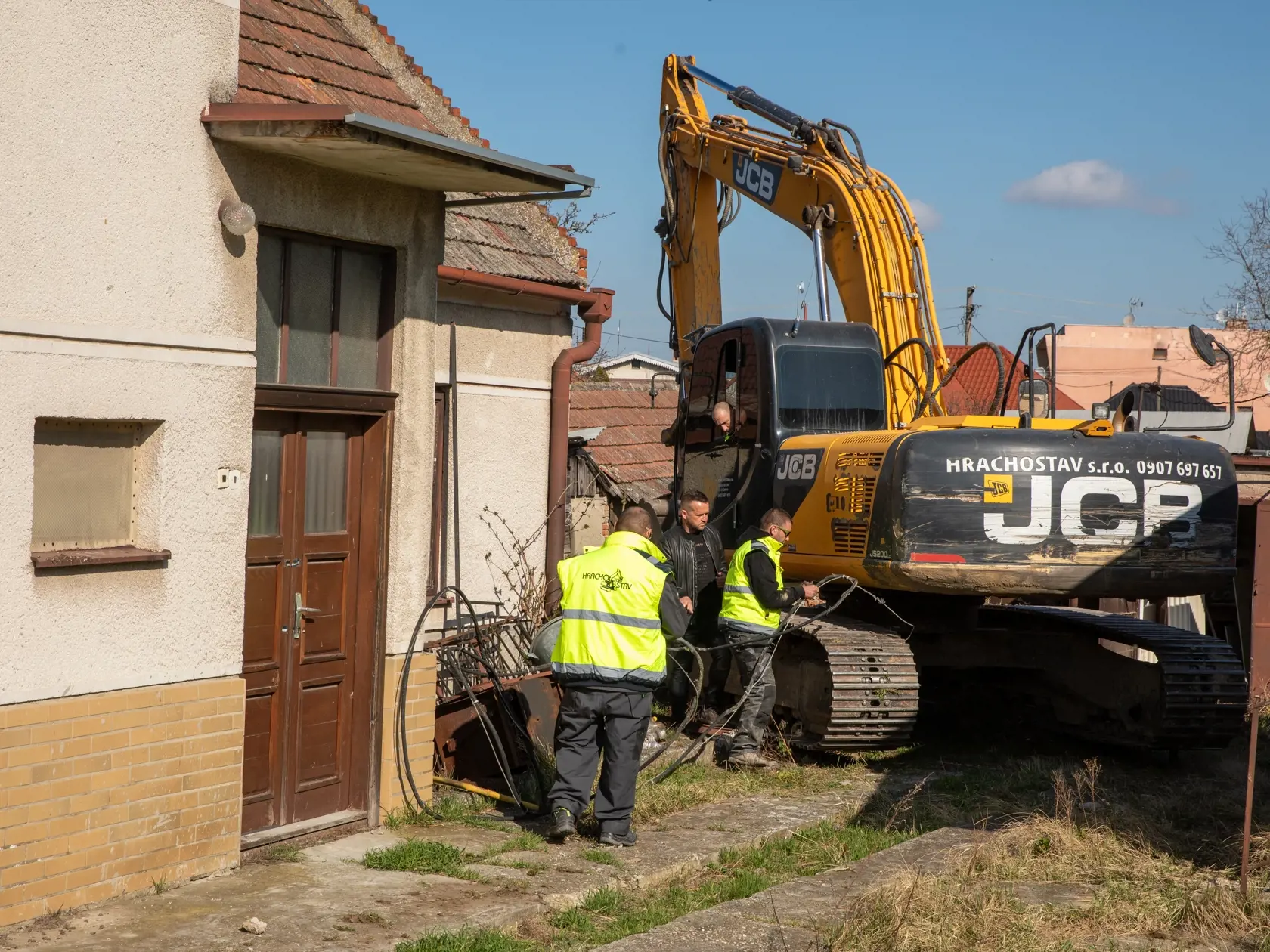 Na snímke je začiatok búrania domu zavraždeného novinára Jána Kuciaka a jeho snúbenice Martiny Kušníkovej vo Veľkej Mači. Na mieste postaví Trnavský samosprávny kraj Pamätník slobody slova.
