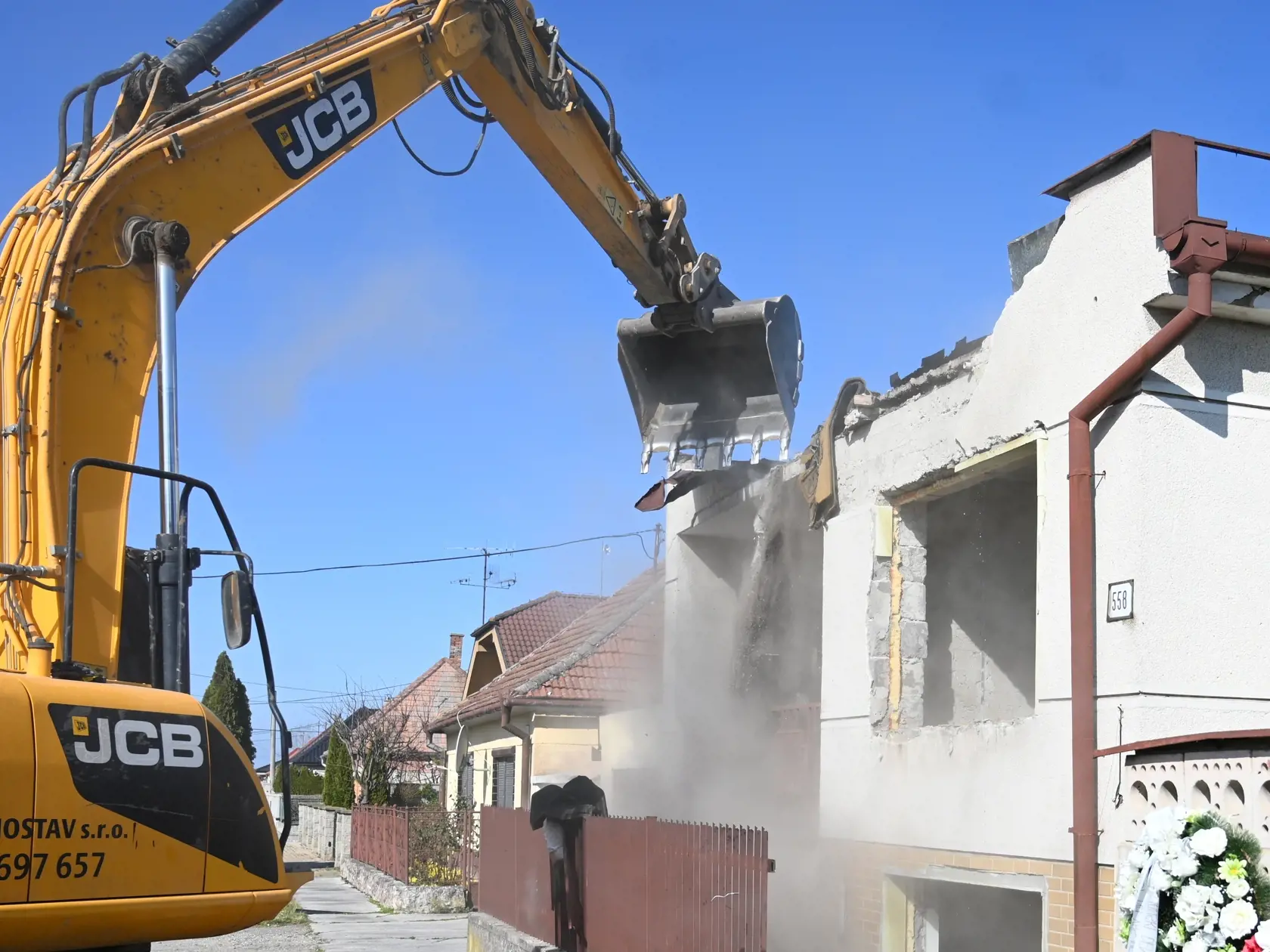 Búracie práce na pozemku s domom zavraždeného novinára Jána Kuciaka a jeho snúbenice Martiny Kušníkovej vo Veľkej Mači začali 21. marca 2023.