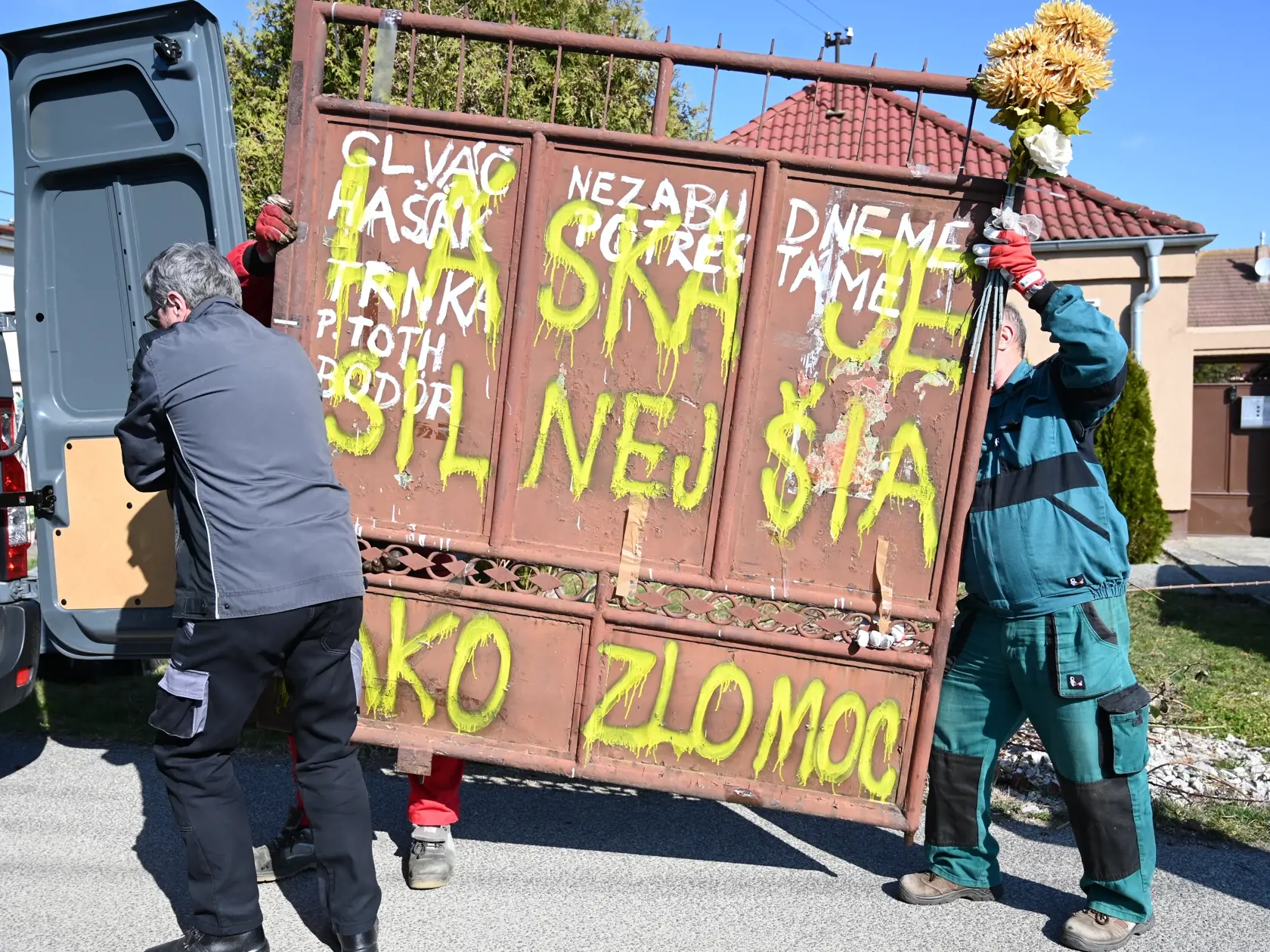 Búracie práce znamenali aj koniec brány, na ktorej bolo napísané: Láska je silnejšia ako zlomoc.