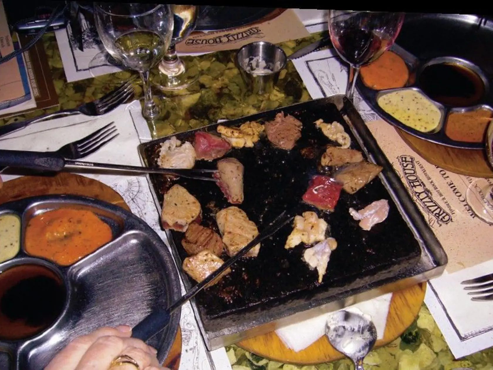 V miestnom steak house sme si mäso opekali sami.