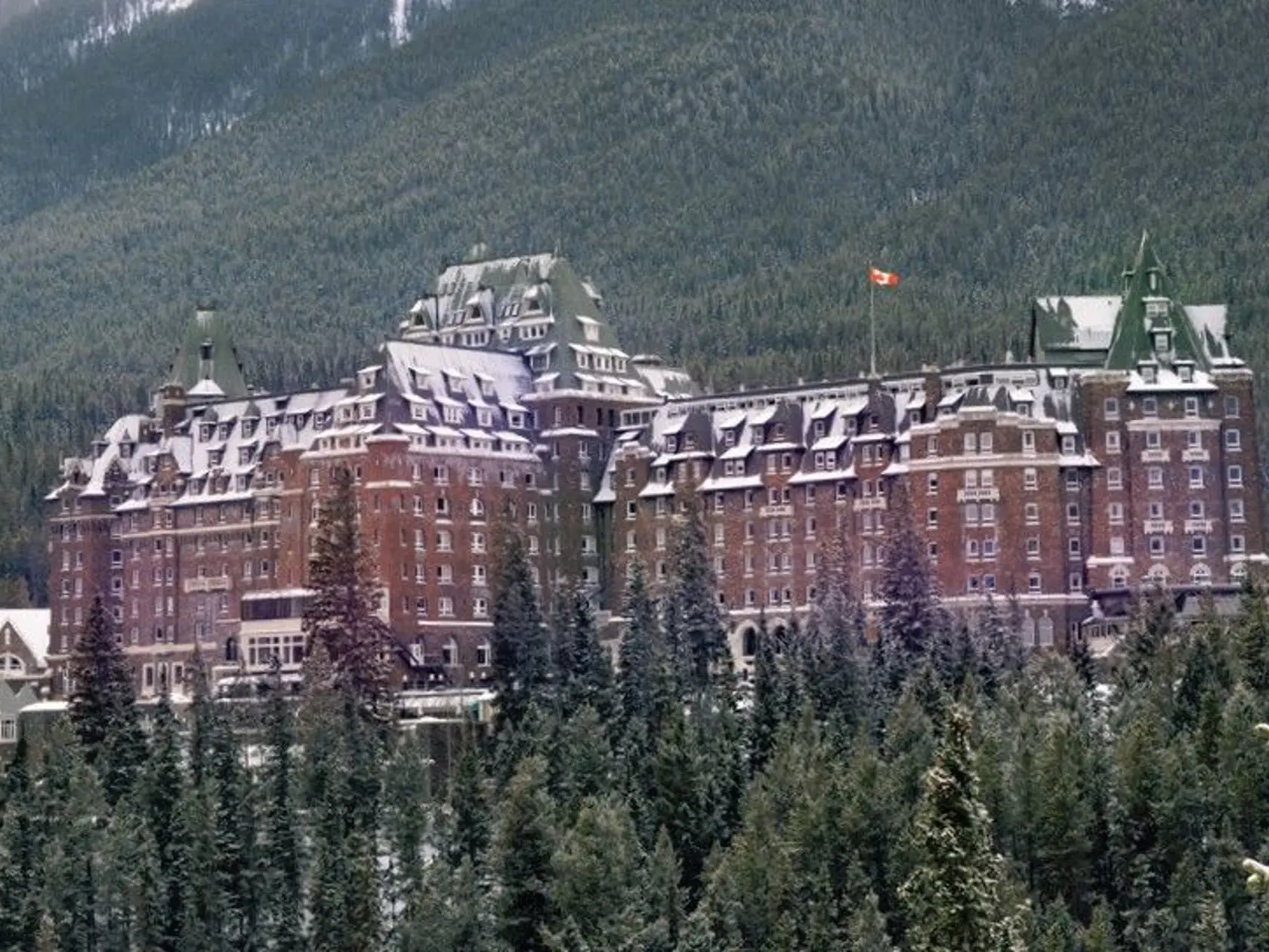Dominantou malebného horského mestečka Banff je