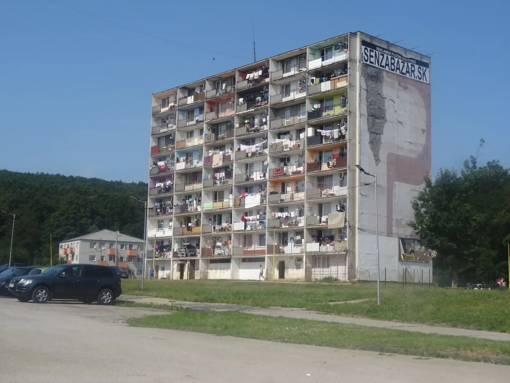 Tento blok je oproti ostatným panelákom relatívne zachovalý. Domáci povedali, že je to preto tak, lebo tam býva starosta.