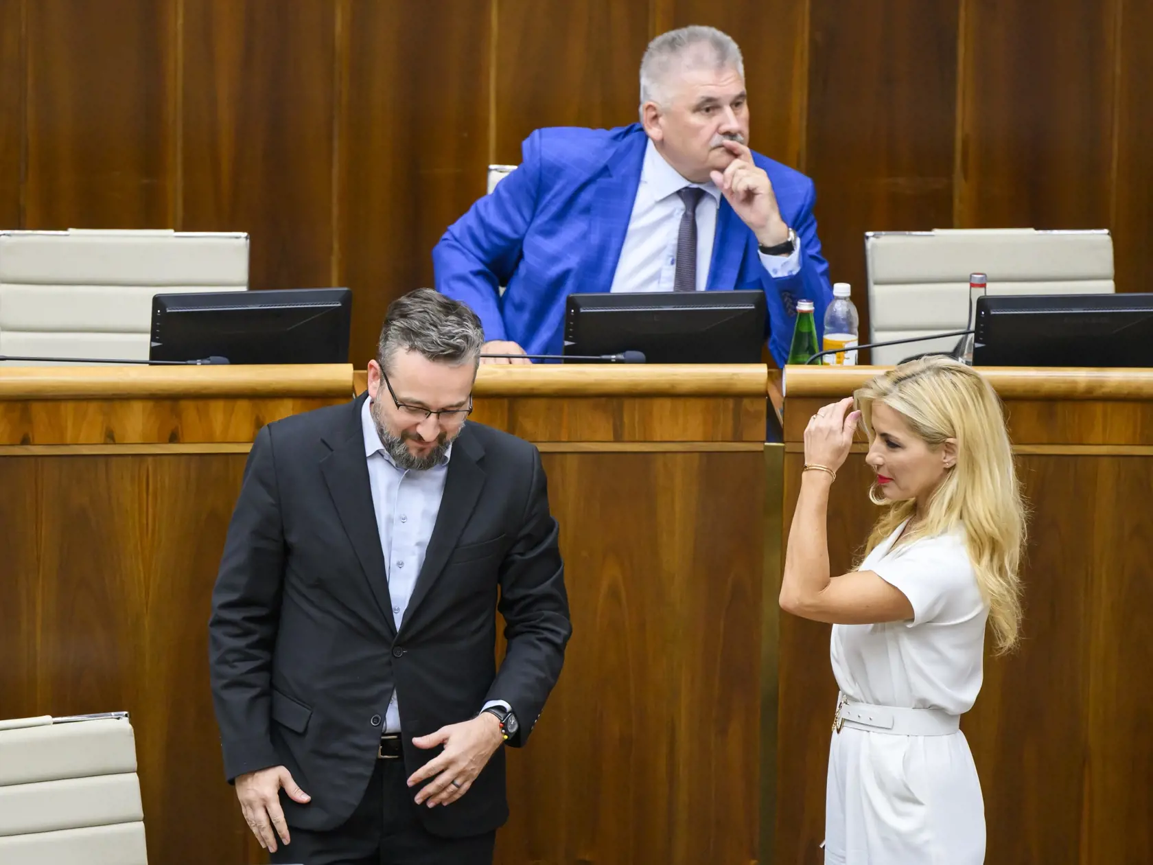 Na snímke ministerka kultúry Martina Šimkovičová (nominantka SNS), podpredseda Národnej rady (NR) SR Ľuboš Blaha (vľavo, Smer-SD) a predseda Výboru Národnej rady (NR) SR pre sociálne veci Ján Richter (SMER-SD) diskutujú pred hlasovaním o zákone o STVR na 15. schôdzi parlamentu v Bratislave vo štvrtok 20. júna 2024. FOTO TASR - Jaroslav Novák   