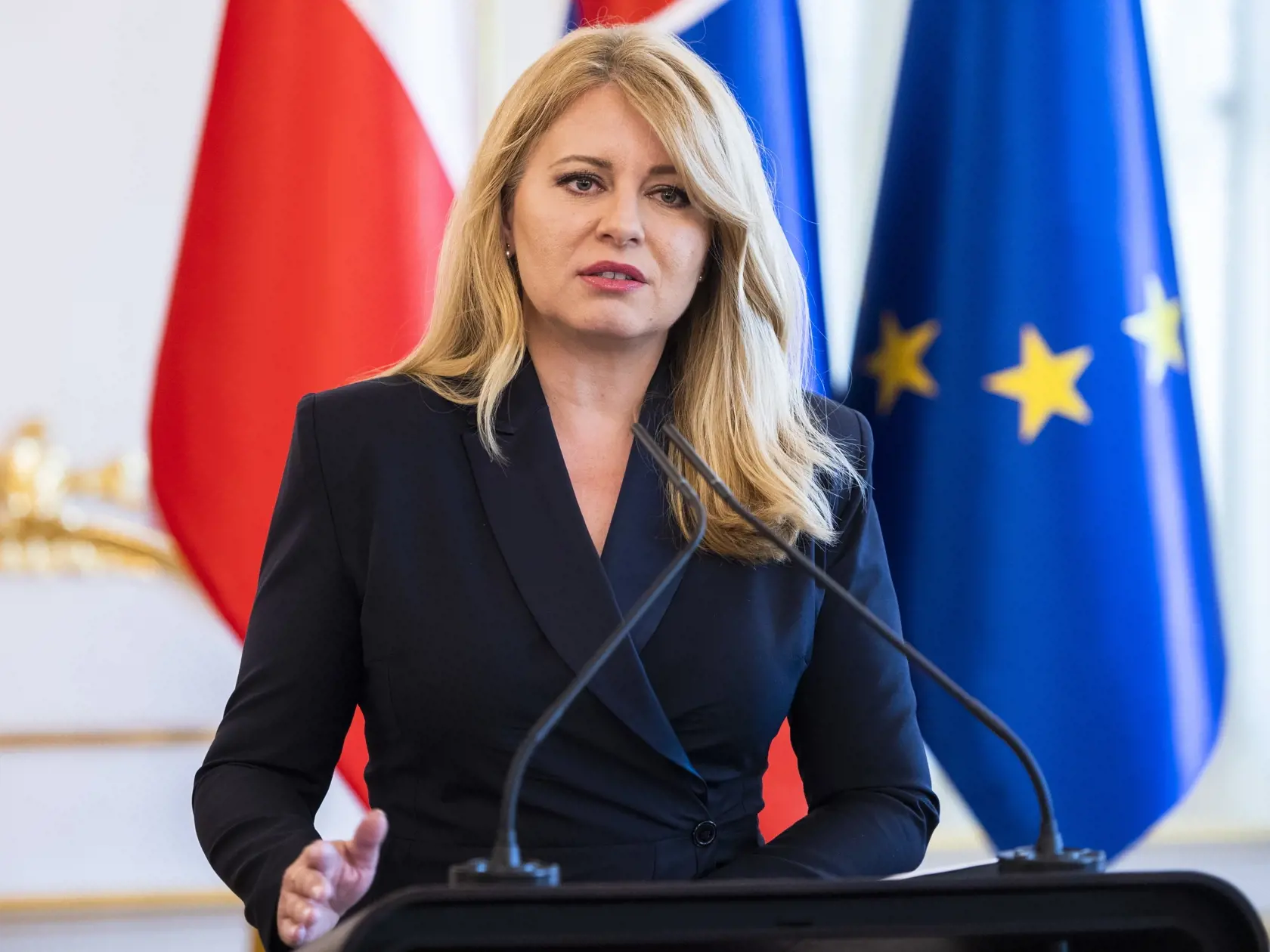 Najčastejšie Zuzana Čaputová nosí svoje dlhé blond vlasy rozpustené, čo dovoľuje aj prísny prezidentský protokol