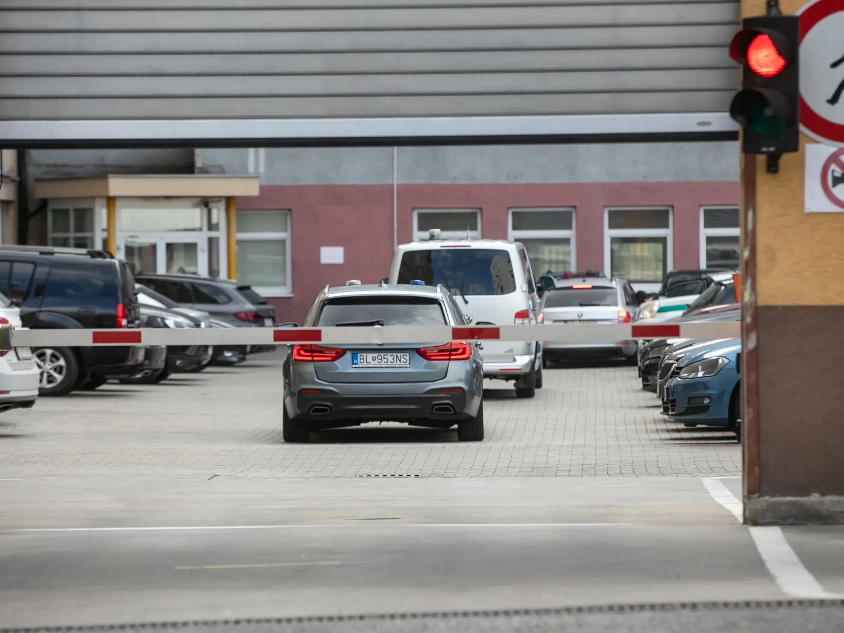 V prípade vraždy Daniela Tupého zadržala Národná kriminálna agentúra (NAKA) 8 osôb. Na snímke je prevoz zadržaných do Prezídia Policajného zboru. 