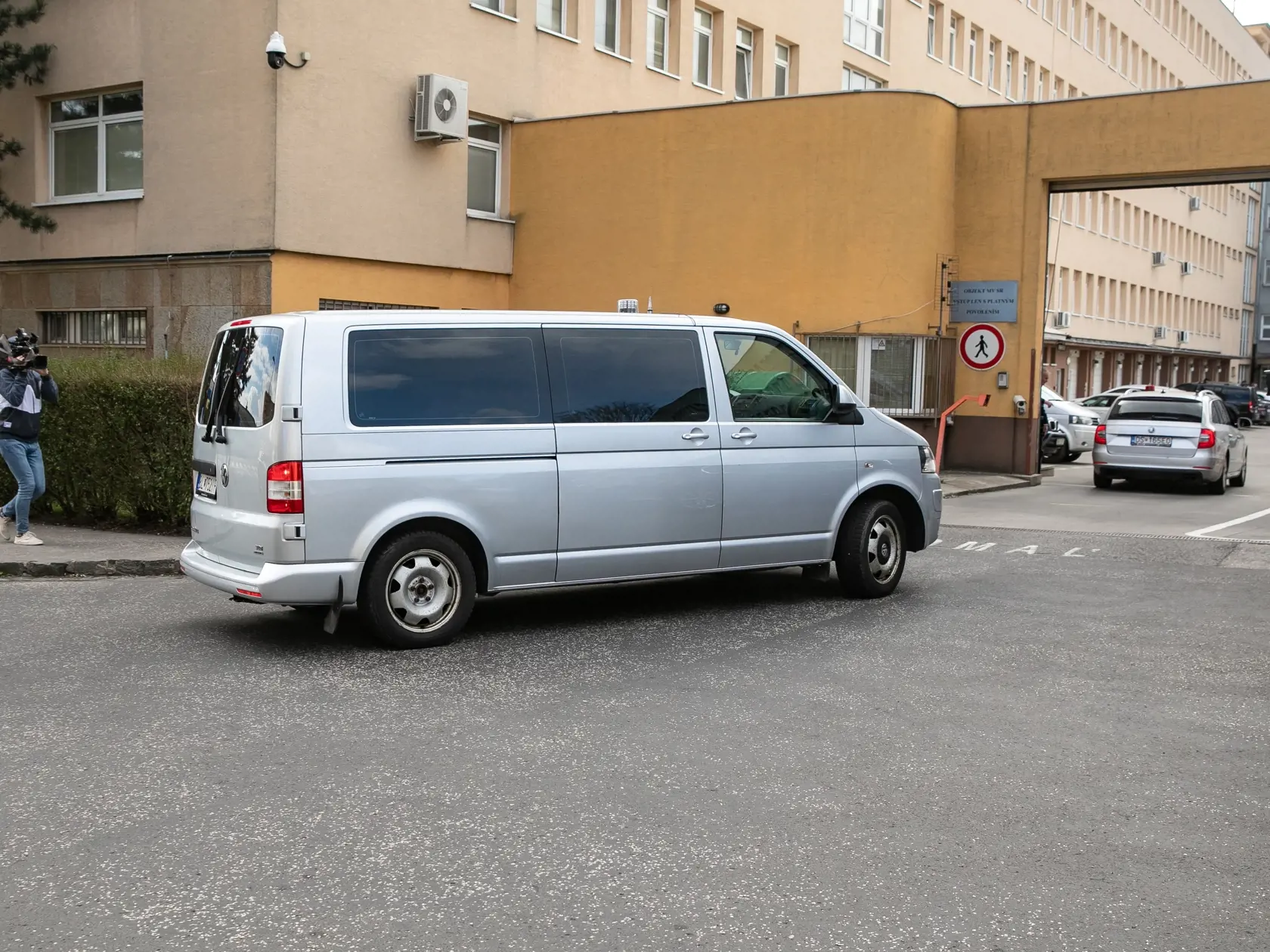 V prípade vraždy Daniela Tupého zadržala Národná kriminálna agentúra (NAKA) 8 osôb. Na snímke je prevoz zadržaných do Prezídia Policajného zboru. 