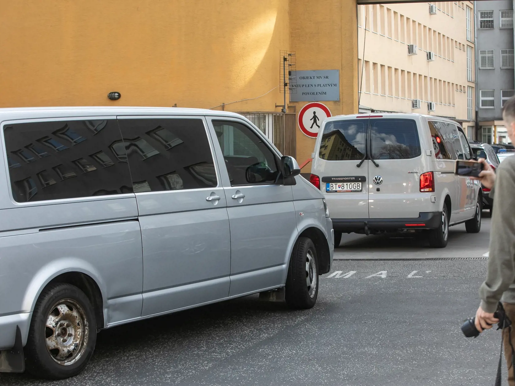 V prípade vraždy Daniela Tupého zadržala Národná kriminálna agentúra (NAKA) 8 osôb. Na snímke je prevoz zadržaných do Prezídia Policajného zboru. 