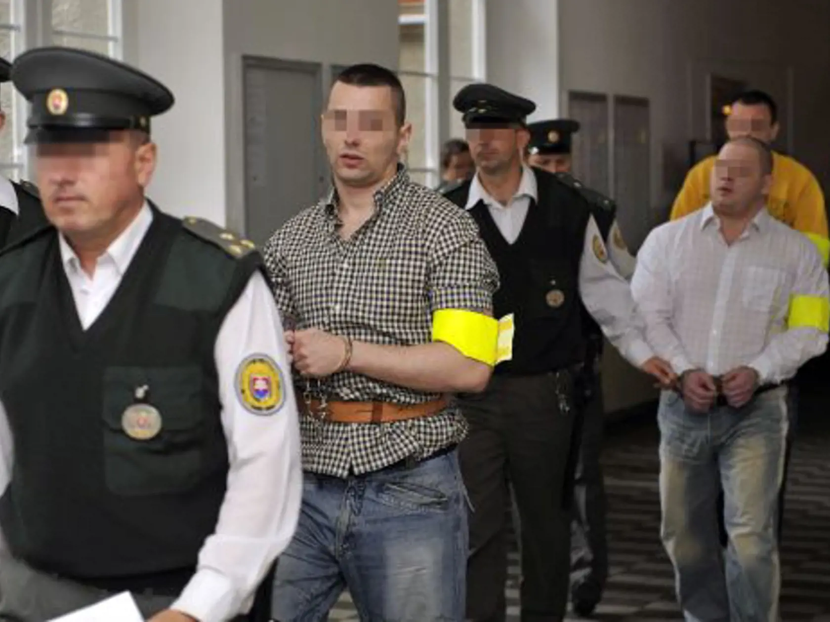 Okresný súd Bratislava 1 na svojom verejnom zasadnutí 1. októbra 2008 rozhodol, že prepustil z väzby dvoch údajných útoèníkov na študenta Daniela Tupého - Dávida V. a Jána S. Naopak súd rozhodol, že vo väzbe zostáva Richard H. Keïže však voèi rozhodnutiu podala sažnos prokurátorka, zostávajú vo väzbe naïalej všetci traja.  Na snímke Dávid V. (druhý z¾ava), Richard H. (druhý sprava) a Ján S. (vpravo) prichádzajú s eskortou do súdnej miestnosti. FOTO TASR *** Local Caption *** obvinení páchateli