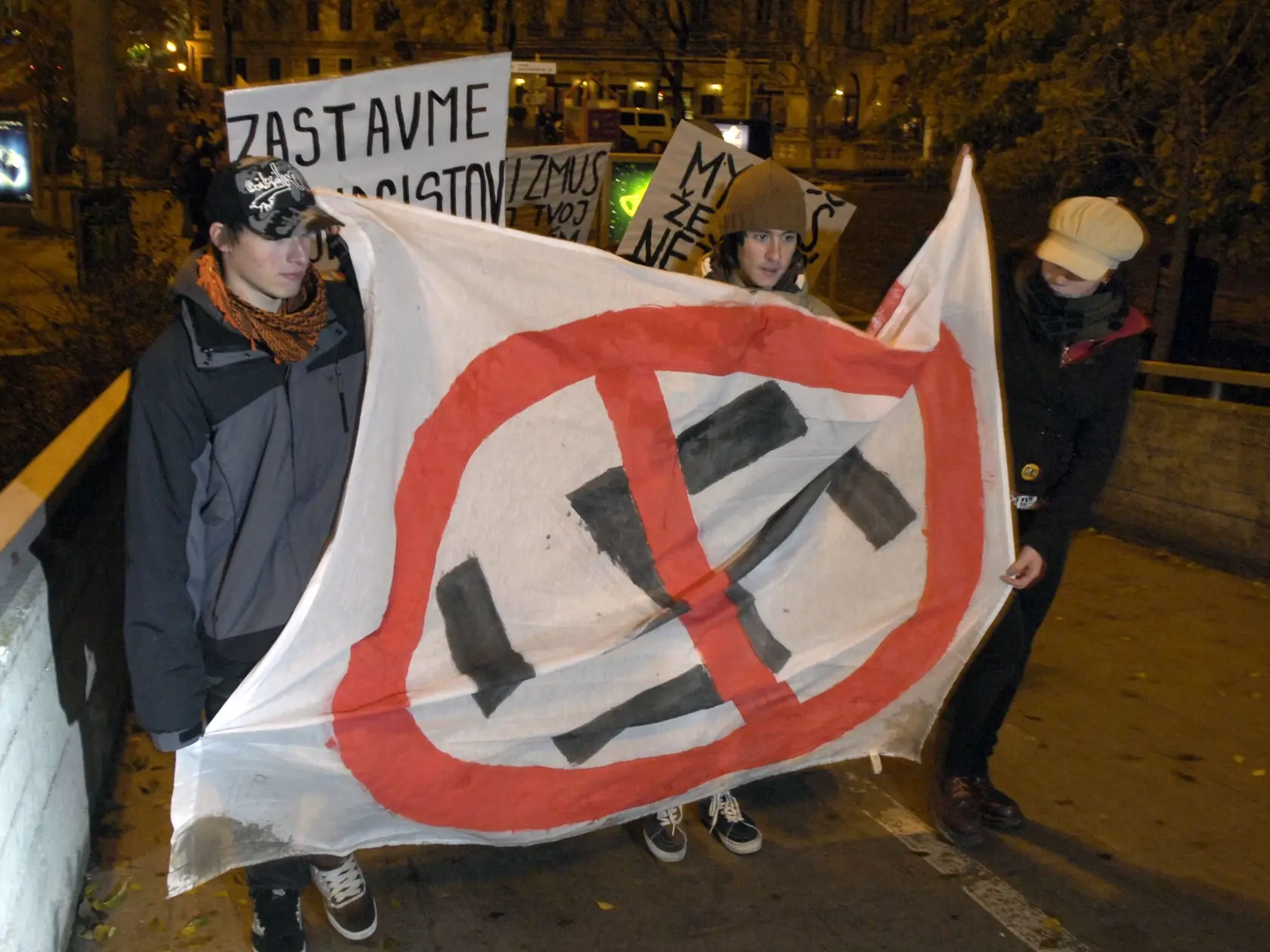 Druhé výročie smrti Daniela Tupého. Na snímke účastníci pochodu prechádzajú Rybným námestím 9. novembra 2007 v Bratislave.