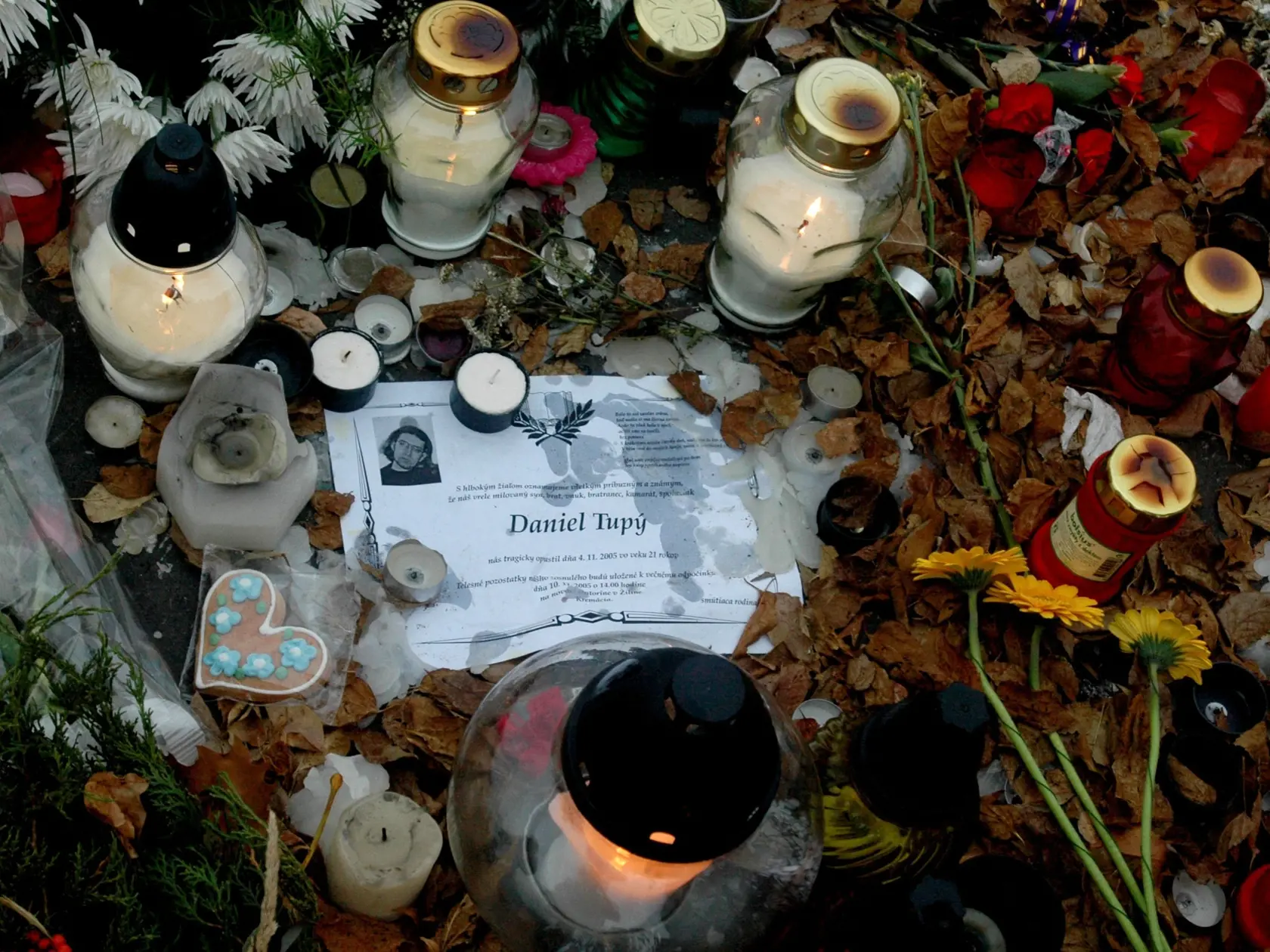 Pamätné miesto vraždy mladého študenta Daniela Tupého, študenta Filozofickej fakulty UK, ktorého zavraždili pravdepodobne neonacisti na Tyršovom nábreží v Petržalke.