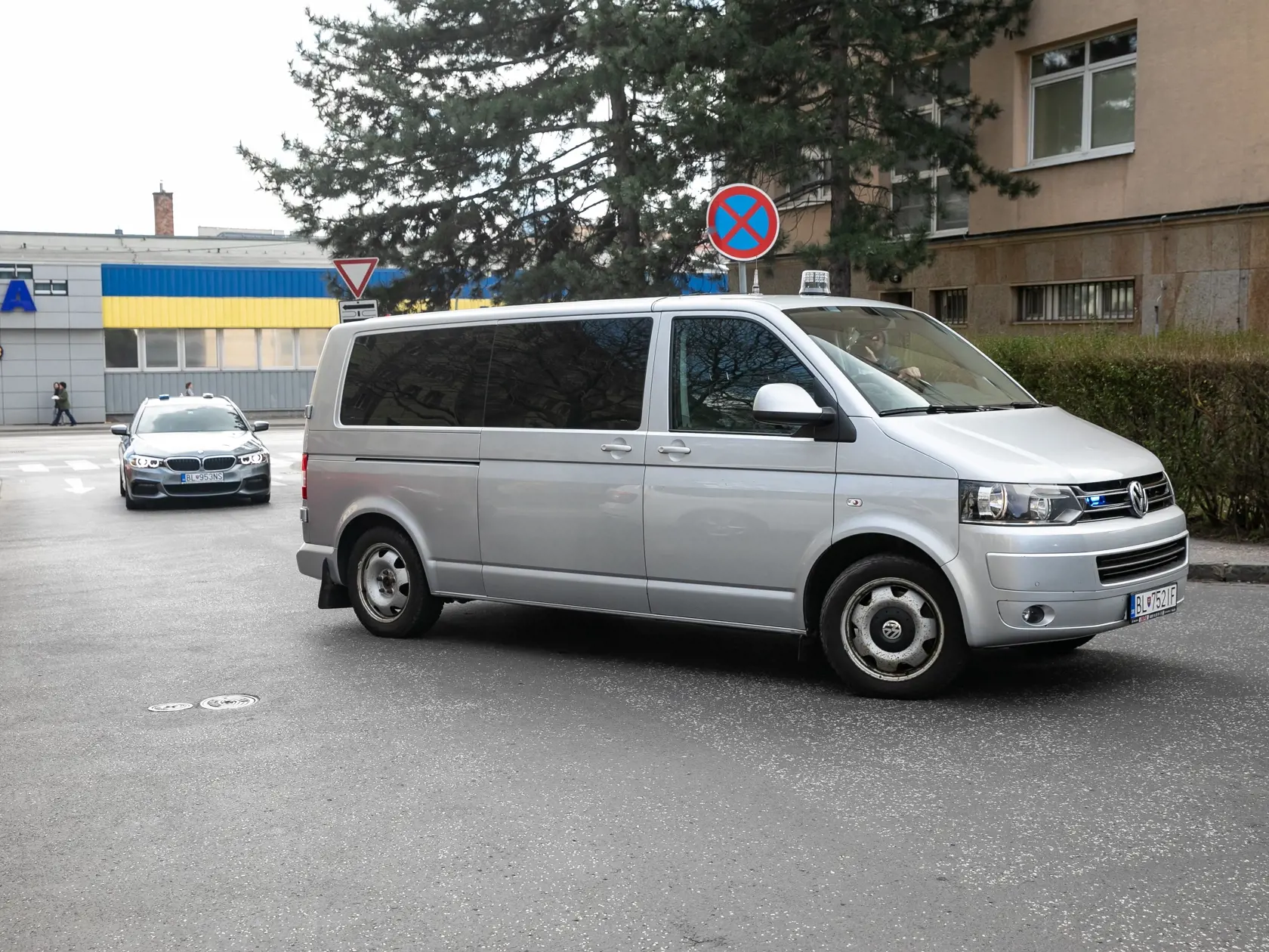 V prípade vraždy Daniela Tupého zadržala Národná kriminálna agentúra (NAKA) 8 osôb. Na snímke je prevoz zadržaných do Prezídia Policajného zboru. 