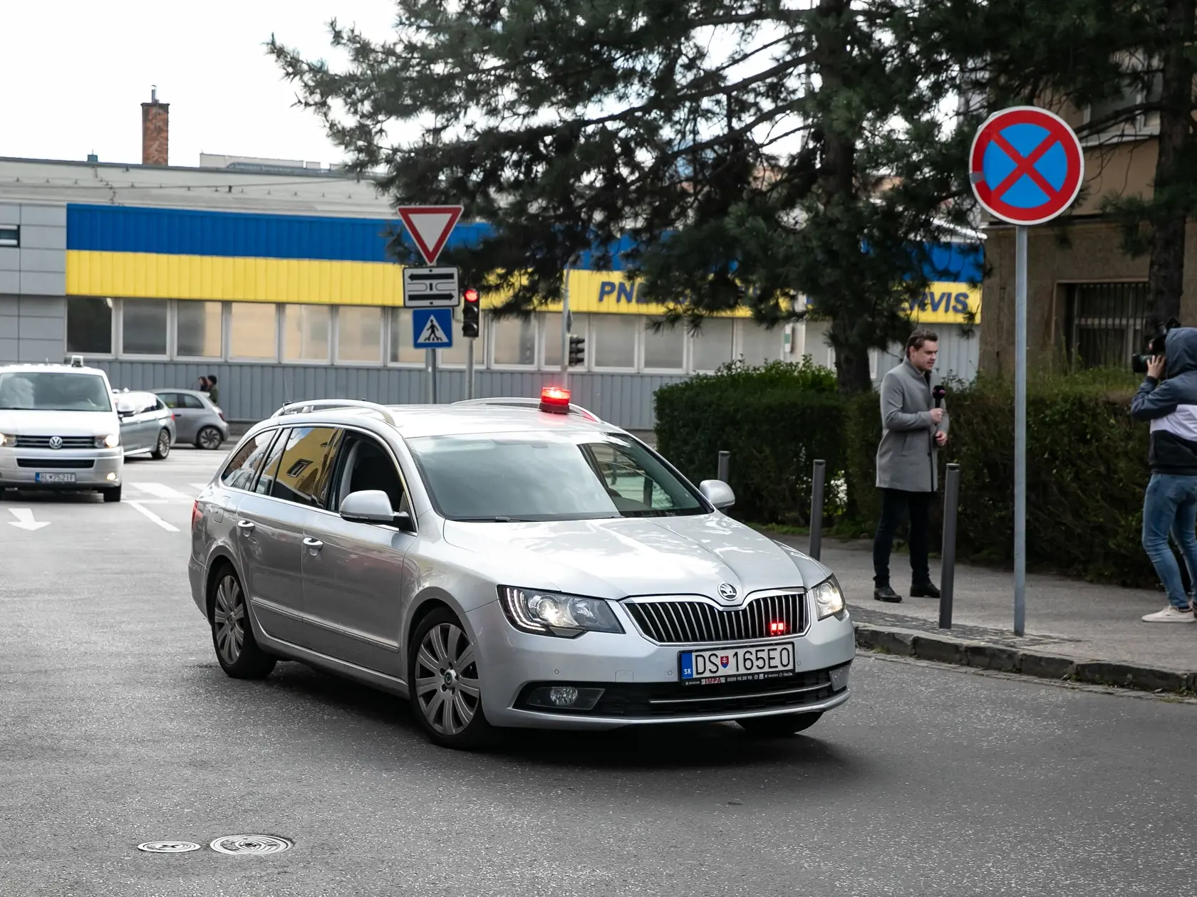 V prípade vraždy Daniela Tupého zadržala Národná kriminálna agentúra (NAKA) 8 osôb. Na snímke je prevoz zadržaných do Prezídia Policajného zboru. 