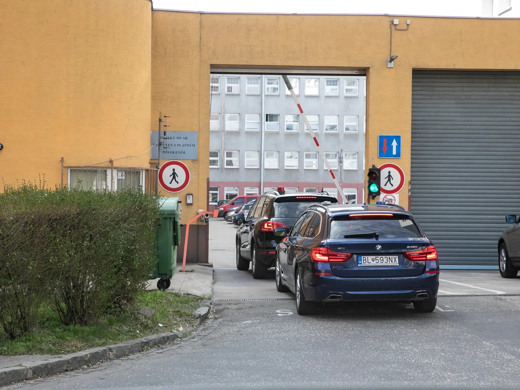 V prípade vraždy Daniela Tupého zadržala Národná kriminálna agentúra (NAKA) 8 osôb. Na snímke je prevoz zadržaných do Prezídia Policajného zboru. 