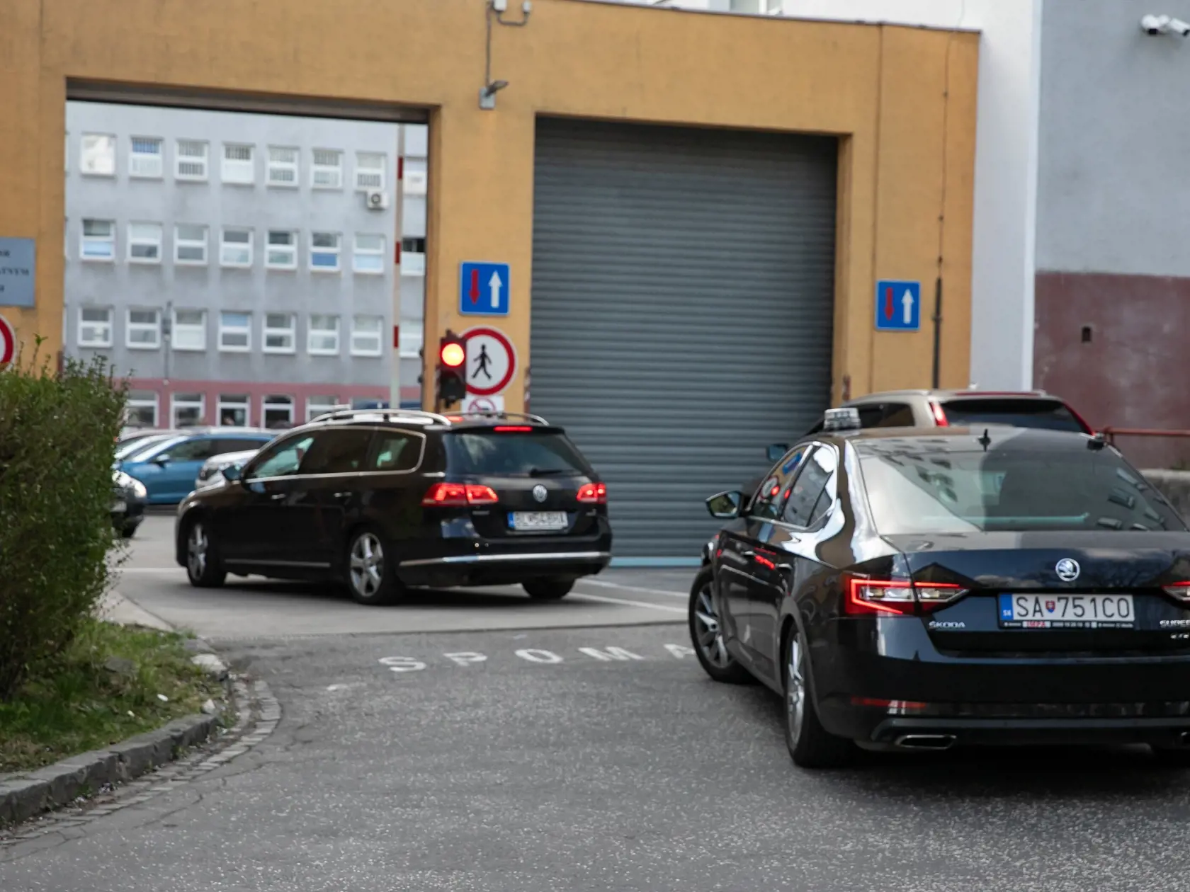 V prípade vraždy Daniela Tupého zadržala Národná kriminálna agentúra (NAKA) 8 osôb. Na snímke je prevoz zadržaných do Prezídia Policajného zboru. 