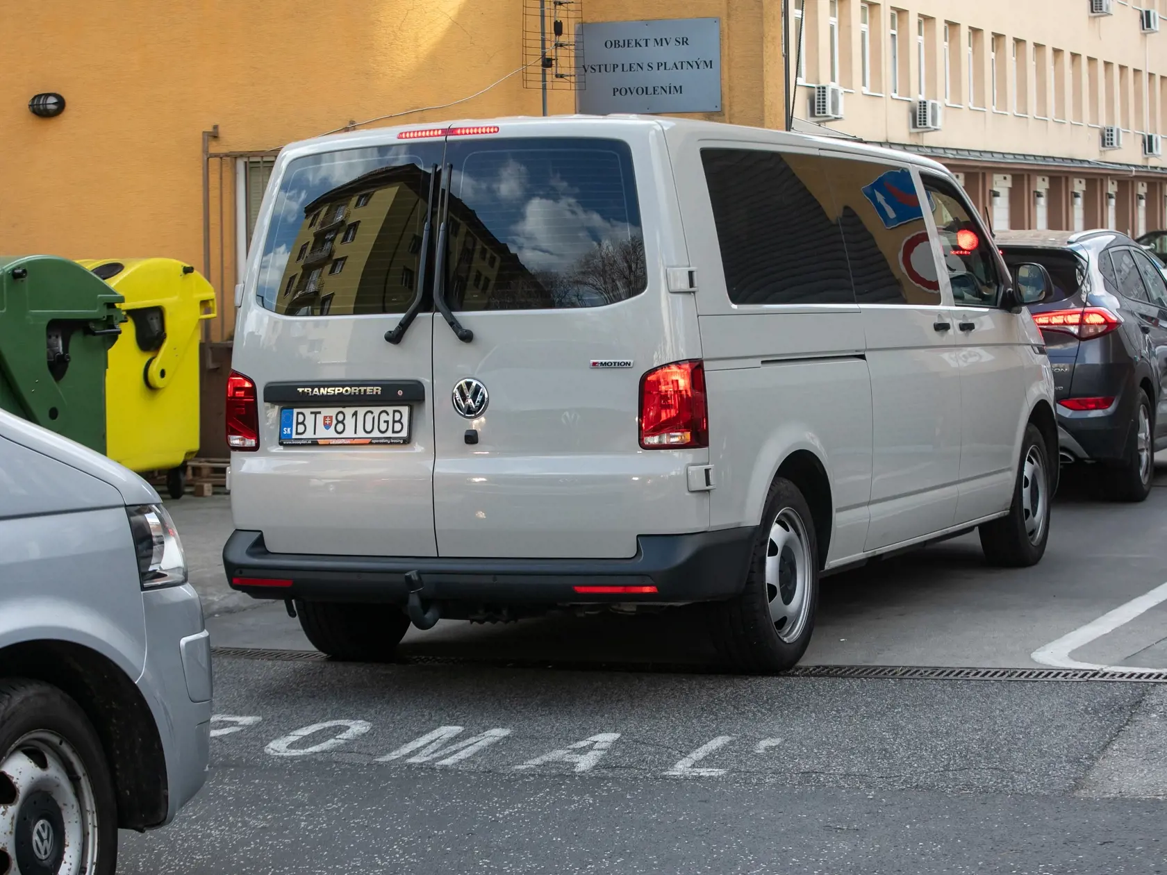 V prípade vraždy Daniela Tupého zadržala Národná kriminálna agentúra (NAKA) 8 osôb. Na snímke je prevoz zadržaných do Prezídia Policajného zboru. 