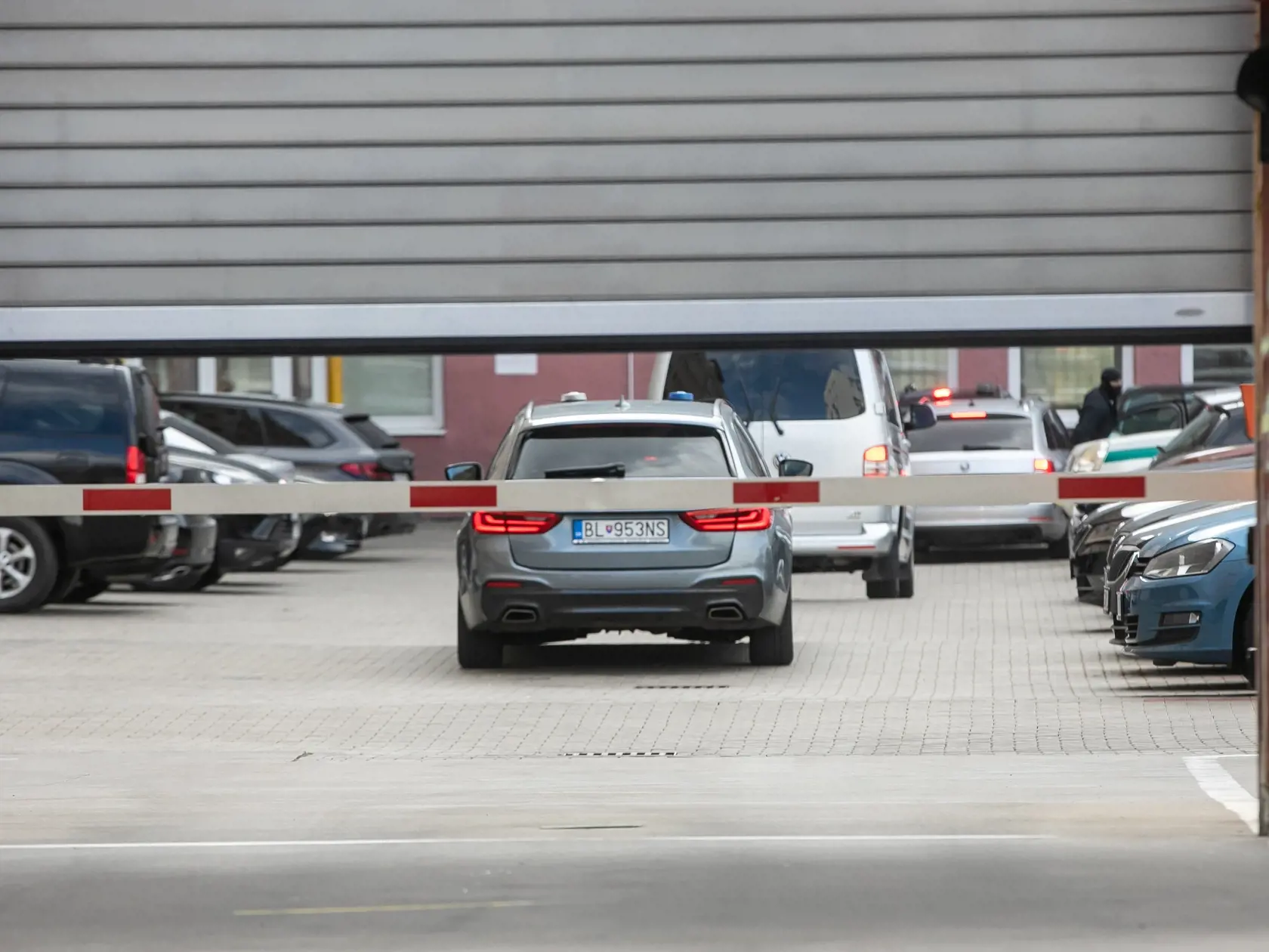 V prípade vraždy Daniela Tupého zadržala Národná kriminálna agentúra (NAKA) 8 osôb. Na snímke je prevoz zadržaných do Prezídia Policajného zboru. 